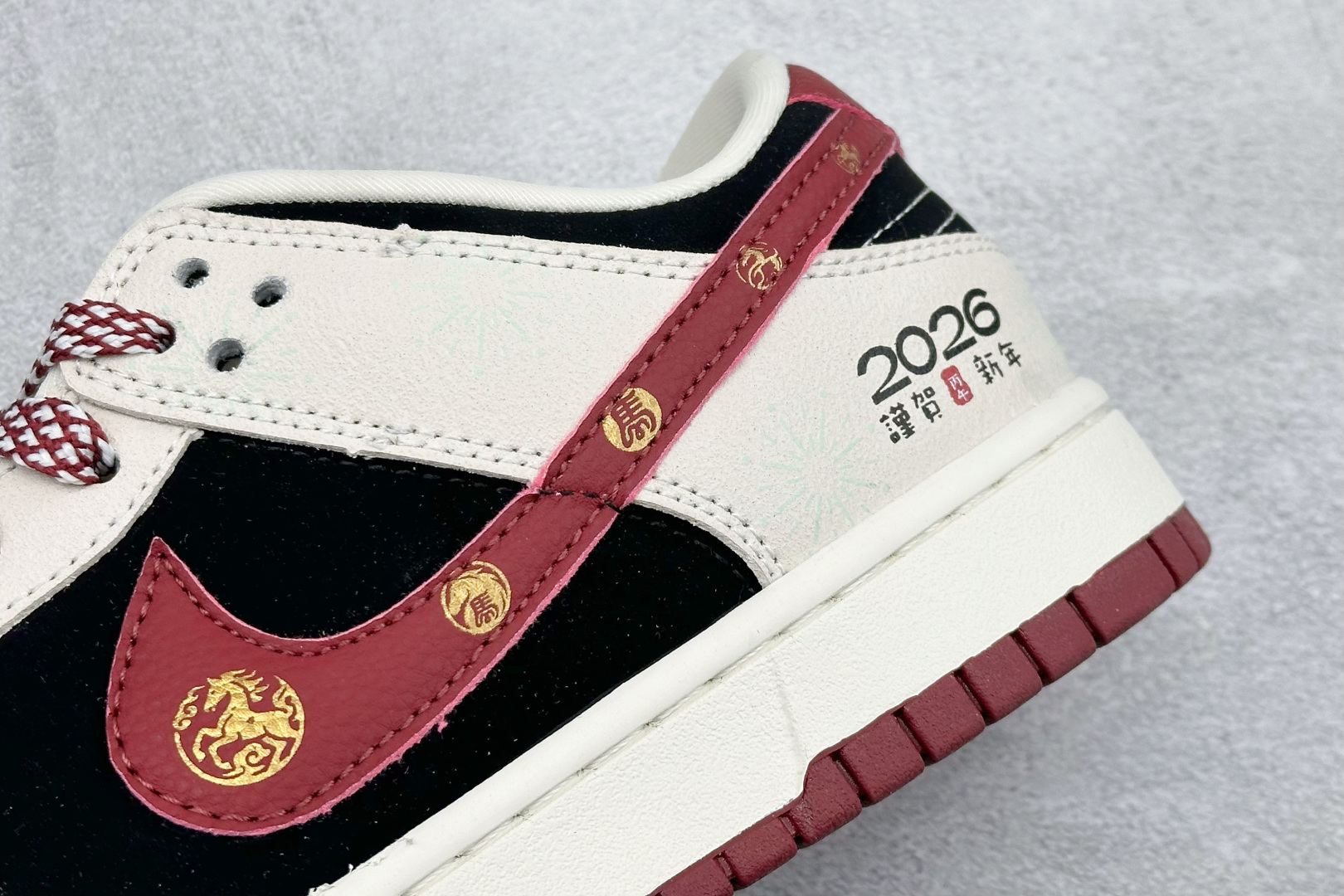Nike SB Dunk Low RETRO 2026马年限定 高端定制 低帮休闲板鞋 SL8888-001 Nike SB Dunk Low RETRO 2026马年限定 高端定制 低帮休闲板鞋 SL8888-001