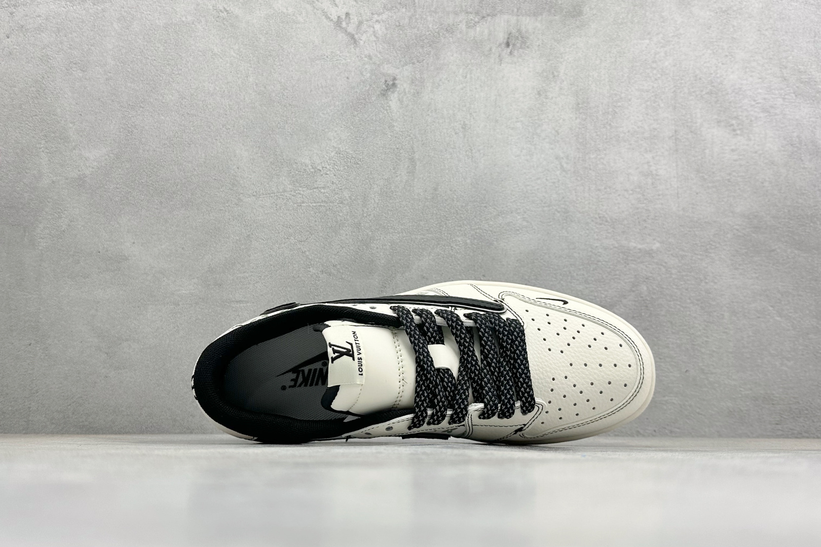 280 Travis Scott x Fragment Design x Air Jordan 1 Low SP AJ1 乔1米黑倒勾 低帮文化休闲板鞋 HH7518-090-Chinese UA Cheap High Quatity Brand Clothes Bags handbags Sneakers wholesale wholesaler seller from China Factory suppliers Fashion Clothing Shoes best Quality Beautiful Price 280 Travis Scott x Fragment Design x Air Jordan 1 Low SP AJ1 乔1米黑倒勾 低帮文化休闲板鞋 HH7518-090