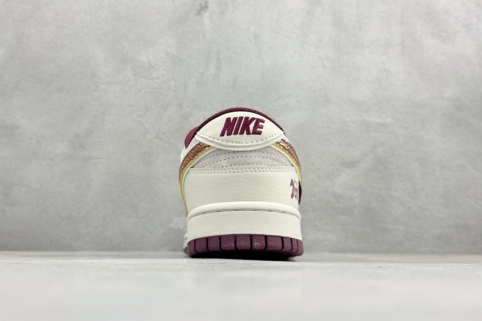 260 Nike SB Dunk Low RETRO 马年限定 高端定制 低帮休闲板鞋 DN3168-023-Chinese UA Cheap High Quatity Brand Clothes Bags handbags Sneakers wholesale wholesaler seller from China Factory suppliers Fashion Clothing Shoes best Quality Beautiful Price 260 Nike SB Dunk Low RETRO 马年限定 高端定制 低帮休闲板鞋 DN3168-023