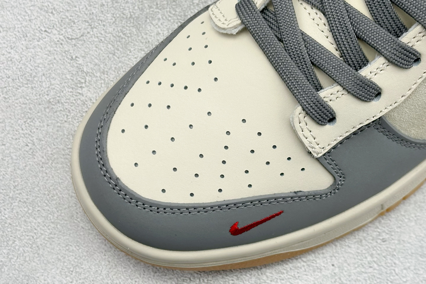 SC版Nike SB Dunk Low 马年限定 米灰银镭射 高端定制 低帮休闲板鞋 NH0601-482-Top High Quatity Cheap Sneakers Fashion Clothing Clothes Bags handbags Shoes of all Brand wholesale With The best Quality And Beautiful Price from China Factory Chinese suppliers wholesaler seller SC版Nike SB Dunk Low 马年限定 米灰银镭射 高端定制 低帮休闲板鞋 NH0601-482