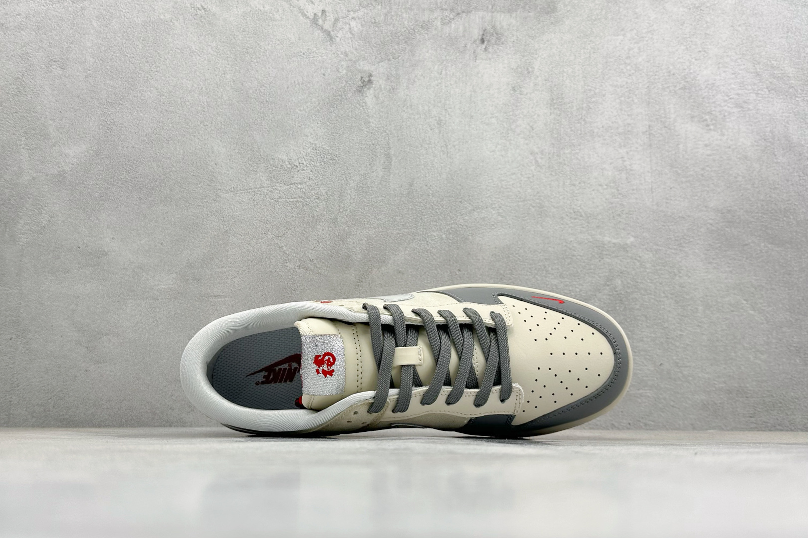 SC版Nike SB Dunk Low 马年限定 米灰银镭射 高端定制 低帮休闲板鞋 NH0601-482-Top High Quatity Cheap Sneakers Fashion Clothing Clothes Bags handbags Shoes of all Brand wholesale With The best Quality And Beautiful Price from China Factory Chinese suppliers wholesaler seller SC版Nike SB Dunk Low 马年限定 米灰银镭射 高端定制 低帮休闲板鞋 NH0601-482