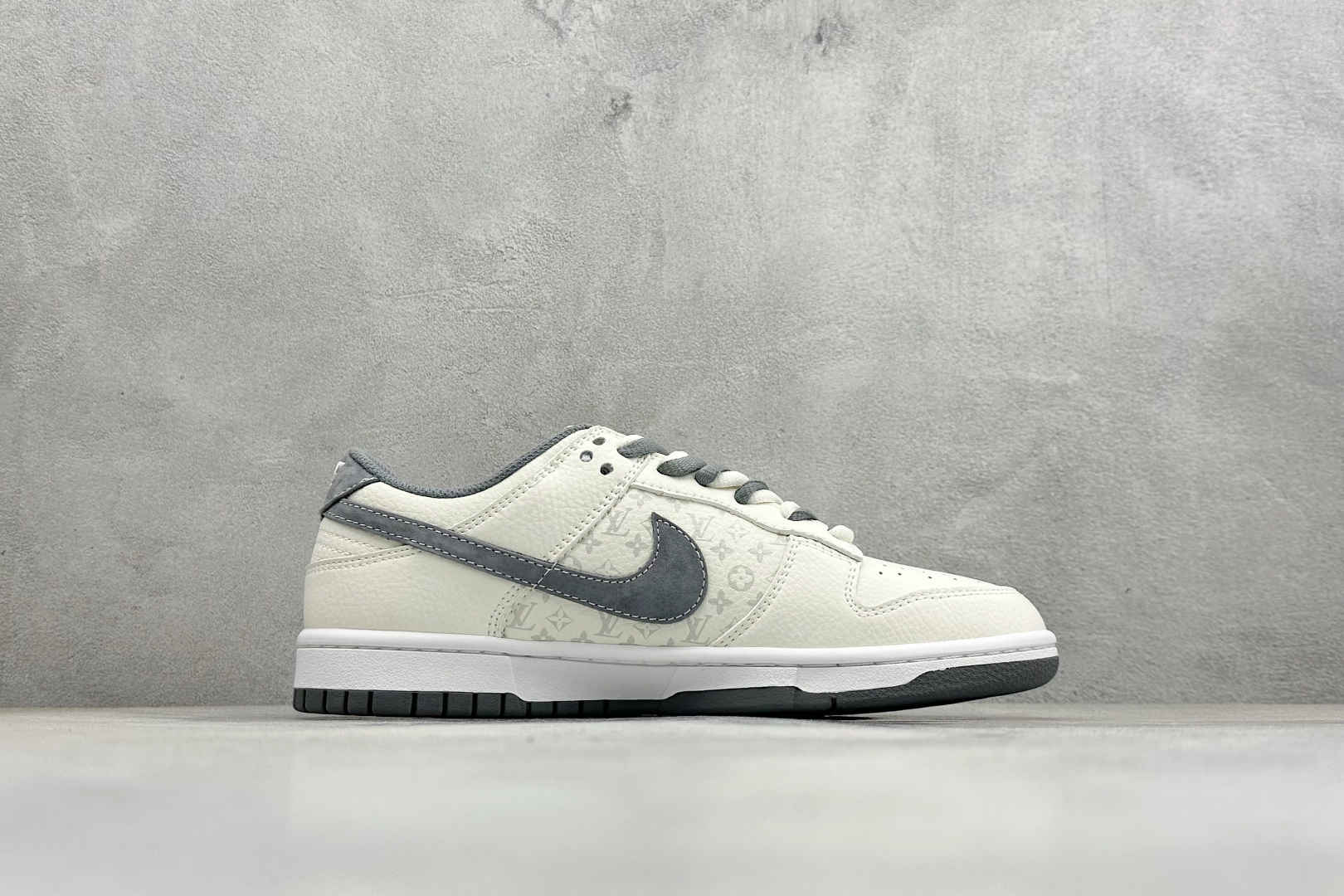 260 Nike Dunk Low Retro LV联名 周年高端定制 低帮休闲板鞋 KG6699-F23-Chinese UA Cheap High Quatity Brand Clothes Bags handbags Sneakers wholesale wholesaler seller from China Factory suppliers Fashion Clothing Shoes best Quality Beautiful Price 260 Nike Dunk Low Retro LV联名 周年高端定制 低帮休闲板鞋 KG6699-F23