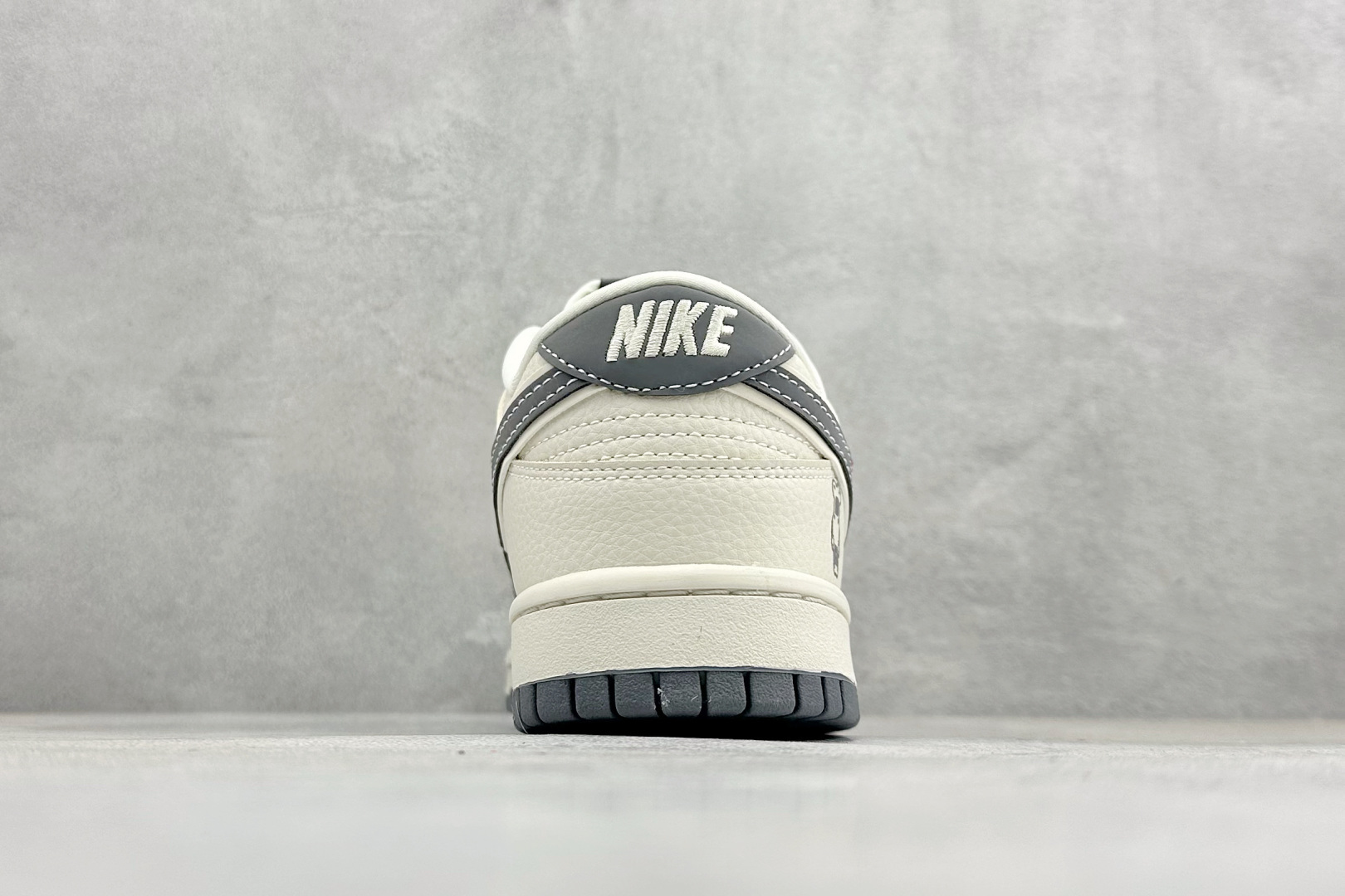 Nike SB Dunk Low 暴力熊联名 白灰双钩 高端定制 低帮休闲板鞋 TX1688-006-Top High Quatity Cheap Sneakers Fashion Clothing Clothes Bags handbags Shoes of all Brand wholesale With The best Quality And Beautiful Price from China Factory Chinese suppliers wholesaler seller Nike SB Dunk Low 暴力熊联名 白灰双钩 高端定制 低帮休闲板鞋 TX1688-006