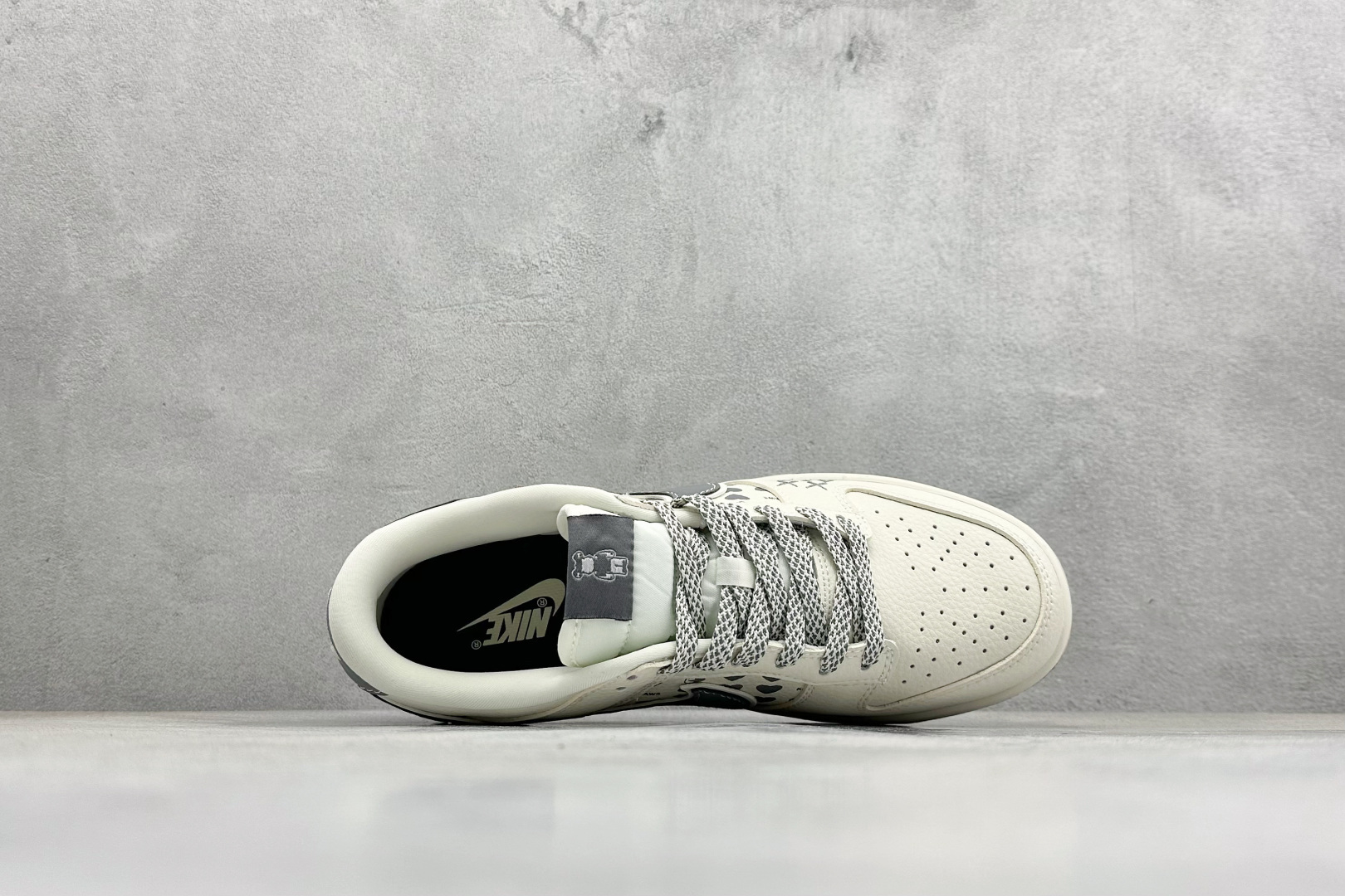 Nike SB Dunk Low 暴力熊联名 白灰双钩 高端定制 低帮休闲板鞋 TX1688-006-Top High Quatity Cheap Sneakers Fashion Clothing Clothes Bags handbags Shoes of all Brand wholesale With The best Quality And Beautiful Price from China Factory Chinese suppliers wholesaler seller Nike SB Dunk Low 暴力熊联名 白灰双钩 高端定制 低帮休闲板鞋 TX1688-006