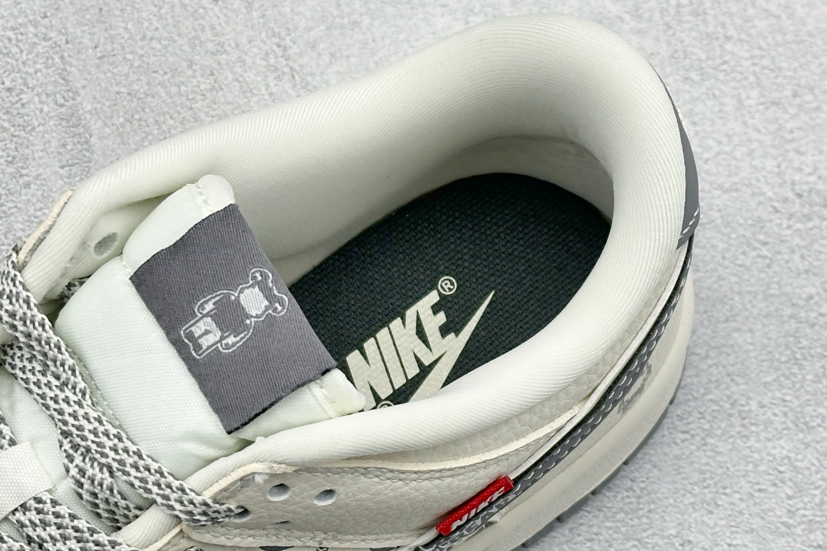 Nike SB Dunk Low 暴力熊联名 白灰双钩 高端定制 低帮休闲板鞋 TX1688-006-Top High Quatity Cheap Sneakers Fashion Clothing Clothes Bags handbags Shoes of all Brand wholesale With The best Quality And Beautiful Price from China Factory Chinese suppliers wholesaler seller Nike SB Dunk Low 暴力熊联名 白灰双钩 高端定制 低帮休闲板鞋 TX1688-006