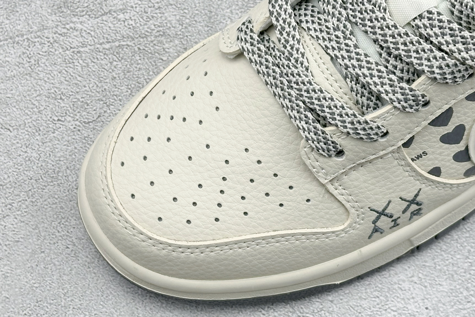 Nike SB Dunk Low 暴力熊联名 白灰双钩 高端定制 低帮休闲板鞋 TX1688-006-Top High Quatity Cheap Sneakers Fashion Clothing Clothes Bags handbags Shoes of all Brand wholesale With The best Quality And Beautiful Price from China Factory Chinese suppliers wholesaler seller Nike SB Dunk Low 暴力熊联名 白灰双钩 高端定制 低帮休闲板鞋 TX1688-006