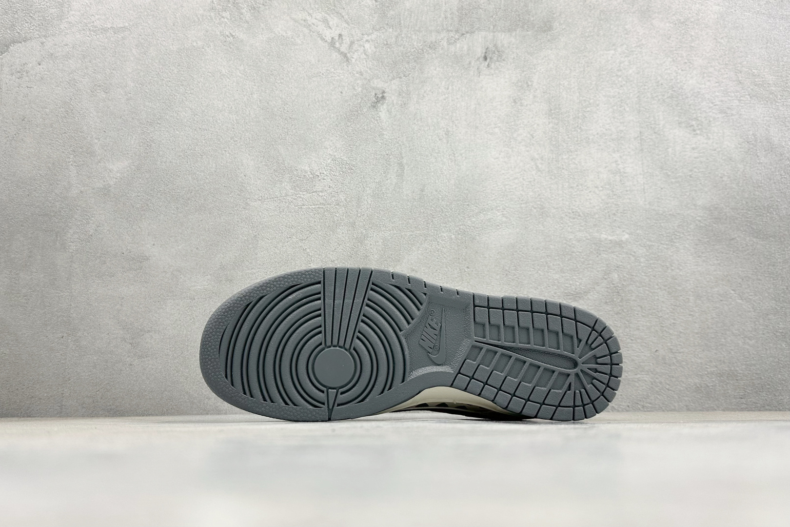 Nike SB Dunk Low 暴力熊联名 白灰双钩 高端定制 低帮休闲板鞋 TX1688-006-Top High Quatity Cheap Sneakers Fashion Clothing Clothes Bags handbags Shoes of all Brand wholesale With The best Quality And Beautiful Price from China Factory Chinese suppliers wholesaler seller Nike SB Dunk Low 暴力熊联名 白灰双钩 高端定制 低帮休闲板鞋 TX1688-006