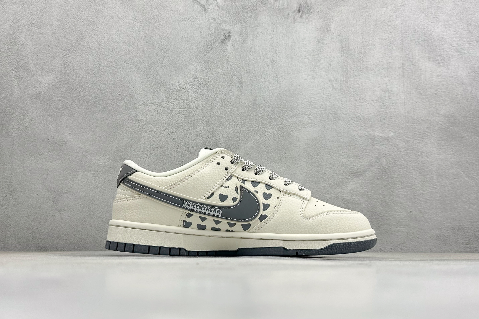 Nike SB Dunk Low 暴力熊联名 白灰双钩 高端定制 低帮休闲板鞋 TX1688-006-Top High Quatity Cheap Sneakers Fashion Clothing Clothes Bags handbags Shoes of all Brand wholesale With The best Quality And Beautiful Price from China Factory Chinese suppliers wholesaler seller Nike SB Dunk Low 暴力熊联名 白灰双钩 高端定制 低帮休闲板鞋 TX1688-006