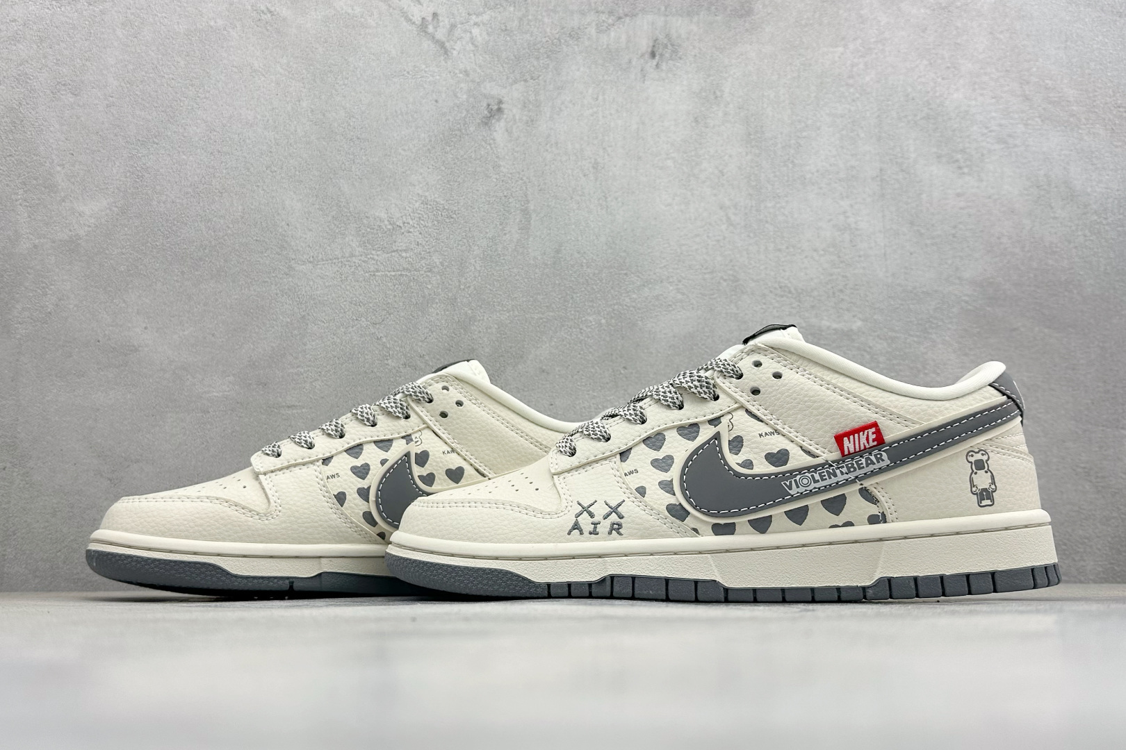 Nike SB Dunk Low 暴力熊联名 白灰双钩 高端定制 低帮休闲板鞋 TX1688-006-Top High Quatity Cheap Sneakers Fashion Clothing Clothes Bags handbags Shoes of all Brand wholesale With The best Quality And Beautiful Price from China Factory Chinese suppliers wholesaler seller Nike SB Dunk Low 暴力熊联名 白灰双钩 高端定制 低帮休闲板鞋 TX1688-006