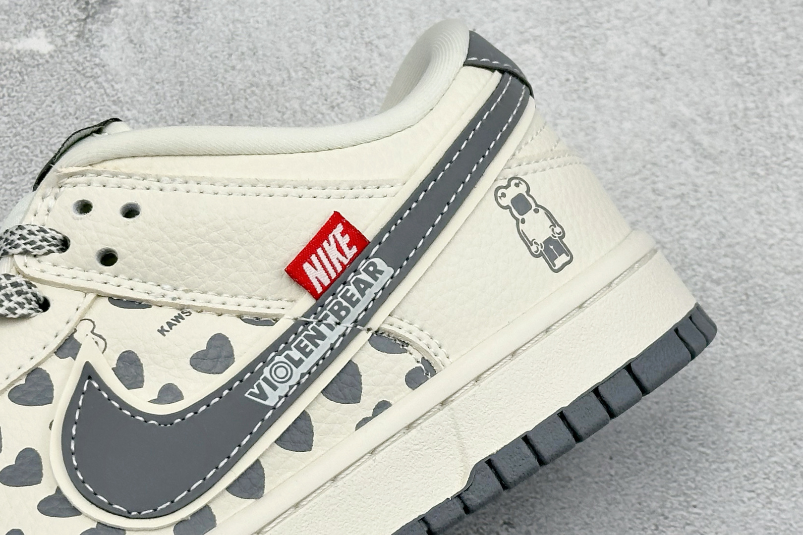 Nike SB Dunk Low 暴力熊联名 白灰双钩 高端定制 低帮休闲板鞋 TX1688-006-Top High Quatity Cheap Sneakers Fashion Clothing Clothes Bags handbags Shoes of all Brand wholesale With The best Quality And Beautiful Price from China Factory Chinese suppliers wholesaler seller Nike SB Dunk Low 暴力熊联名 白灰双钩 高端定制 低帮休闲板鞋 TX1688-006