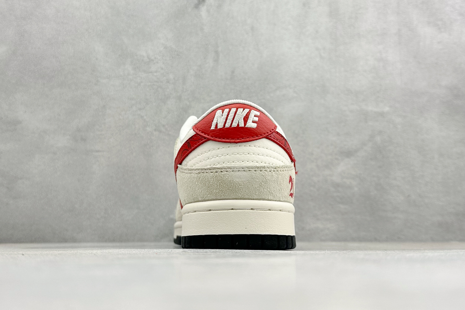 Nike SB Dunk Low RETRO 马年限定 高端定制 低帮休闲板鞋 ZH2598-806 Nike SB Dunk Low RETRO 马年限定 高端定制 低帮休闲板鞋 ZH2598-806