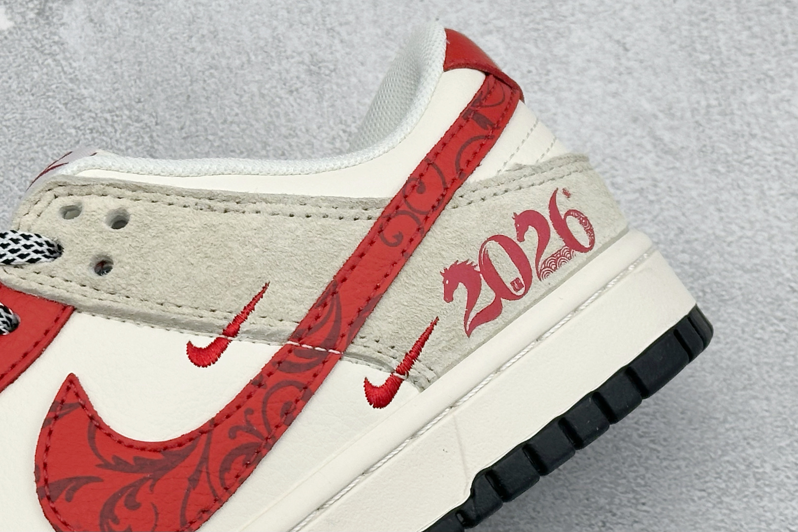 Nike SB Dunk Low RETRO 马年限定 高端定制 低帮休闲板鞋 ZH2598-806 Nike SB Dunk Low RETRO 马年限定 高端定制 低帮休闲板鞋 ZH2598-806