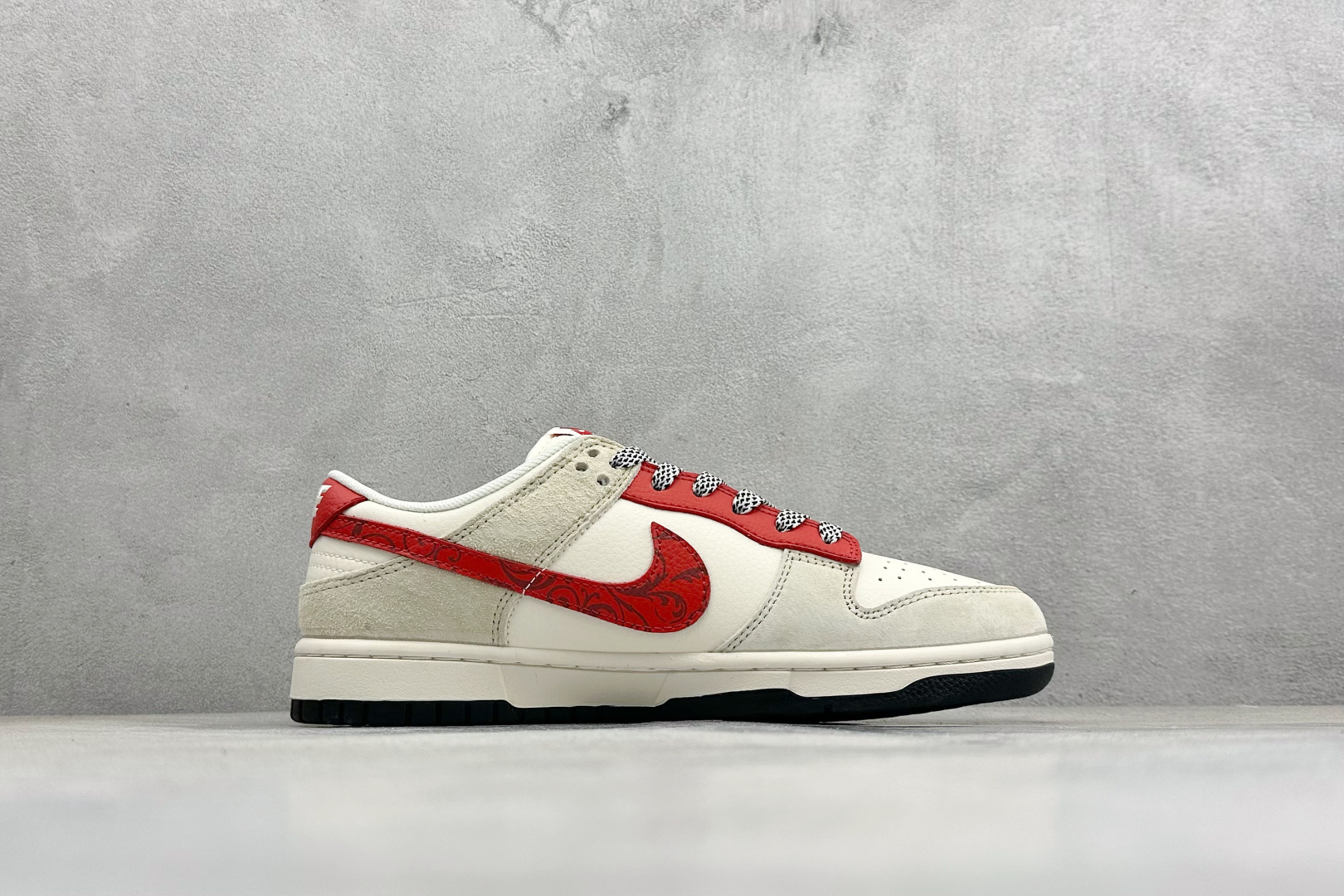 Nike SB Dunk Low RETRO 马年限定 高端定制 低帮休闲板鞋 ZH2598-806 Nike SB Dunk Low RETRO 马年限定 高端定制 低帮休闲板鞋 ZH2598-806