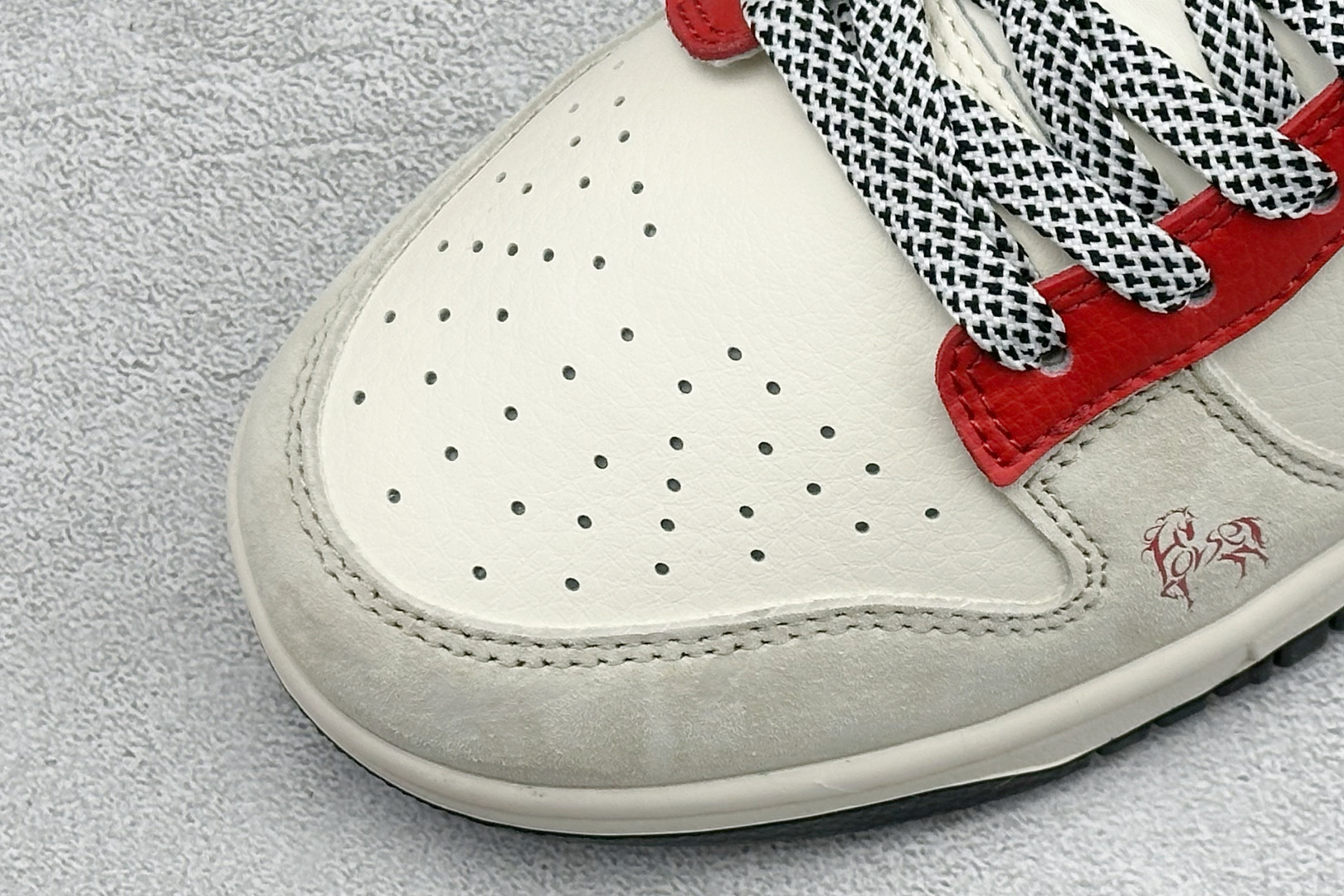 Nike SB Dunk Low RETRO 马年限定 高端定制 低帮休闲板鞋 ZH2598-806 Nike SB Dunk Low RETRO 马年限定 高端定制 低帮休闲板鞋 ZH2598-806