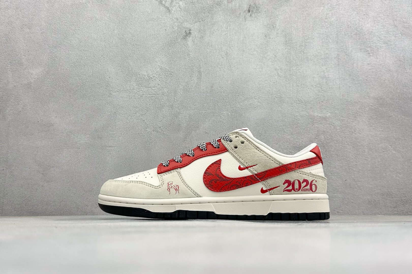 Nike SB Dunk Low RETRO 马年限定 高端定制 低帮休闲板鞋 ZH2598-806 Nike SB Dunk Low RETRO 马年限定 高端定制 低帮休闲板鞋 ZH2598-806