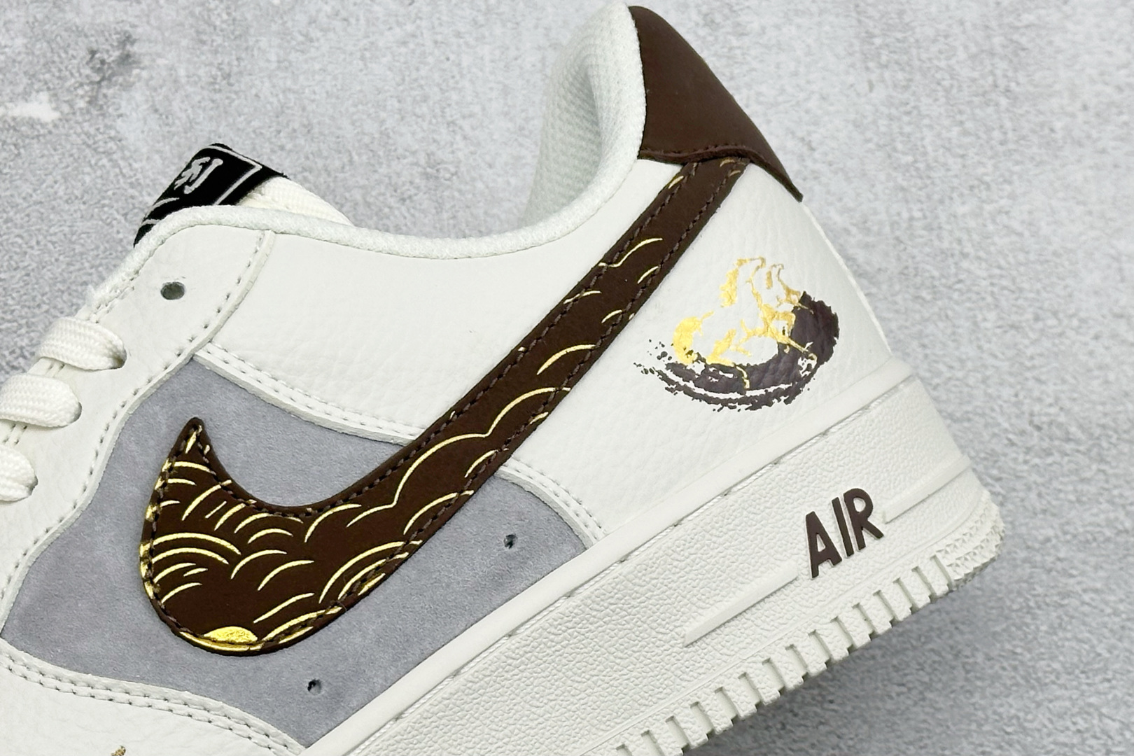 SC版Nike Air Force 1'07 Low 马年联名 米棕描金 空军一号低帮休闲板鞋 7637-001-Top High Quatity Cheap Sneakers Fashion Clothing Clothes Bags handbags Shoes of all Brand wholesale With The best Quality And Beautiful Price from China Factory Chinese suppliers wholesaler seller SC版Nike Air Force 1'07 Low 马年联名 米棕描金 空军一号低帮休闲板鞋 7637-001