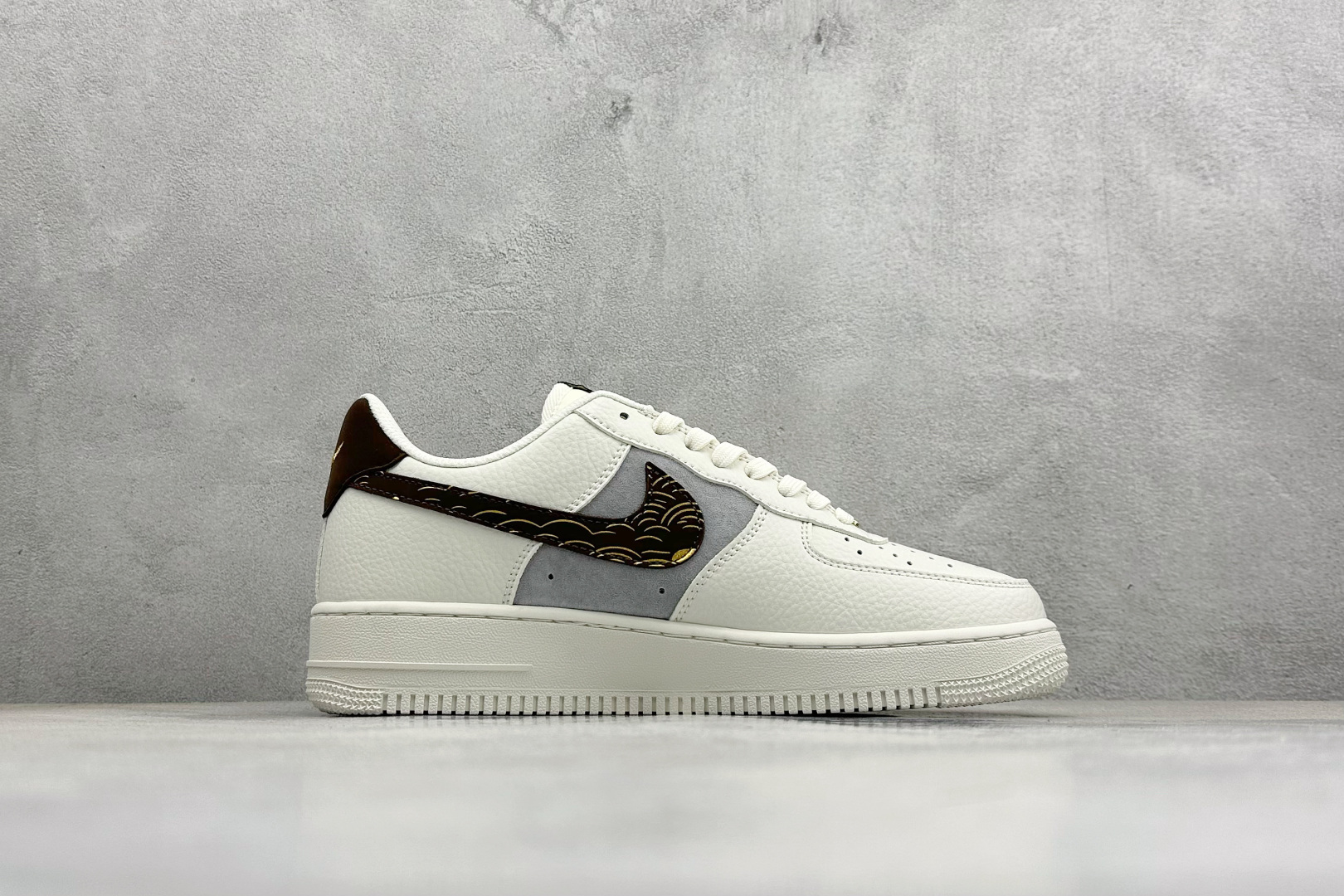 SC版Nike Air Force 1'07 Low 马年联名 米棕描金 空军一号低帮休闲板鞋 7637-001-Top High Quatity Cheap Sneakers Fashion Clothing Clothes Bags handbags Shoes of all Brand wholesale With The best Quality And Beautiful Price from China Factory Chinese suppliers wholesaler seller SC版Nike Air Force 1'07 Low 马年联名 米棕描金 空军一号低帮休闲板鞋 7637-001