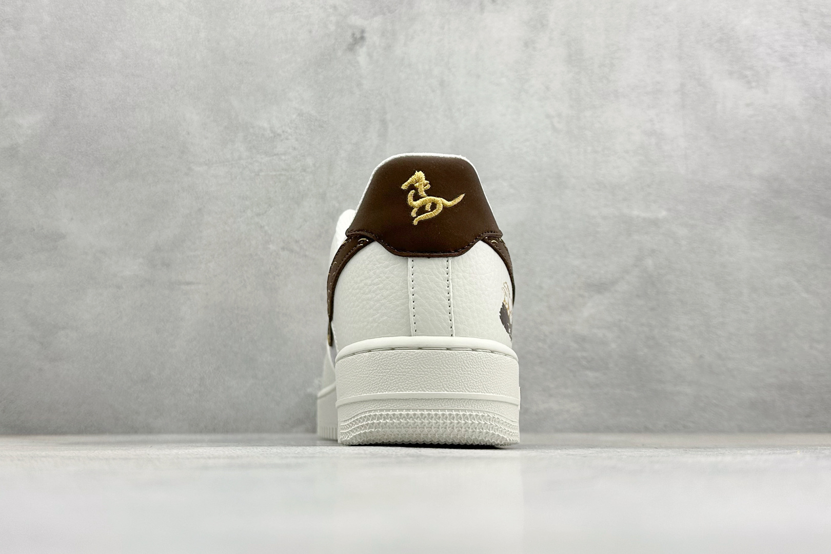 SC版Nike Air Force 1'07 Low 马年联名 米棕描金 空军一号低帮休闲板鞋 7637-001-Top High Quatity Cheap Sneakers Fashion Clothing Clothes Bags handbags Shoes of all Brand wholesale With The best Quality And Beautiful Price from China Factory Chinese suppliers wholesaler seller SC版Nike Air Force 1'07 Low 马年联名 米棕描金 空军一号低帮休闲板鞋 7637-001