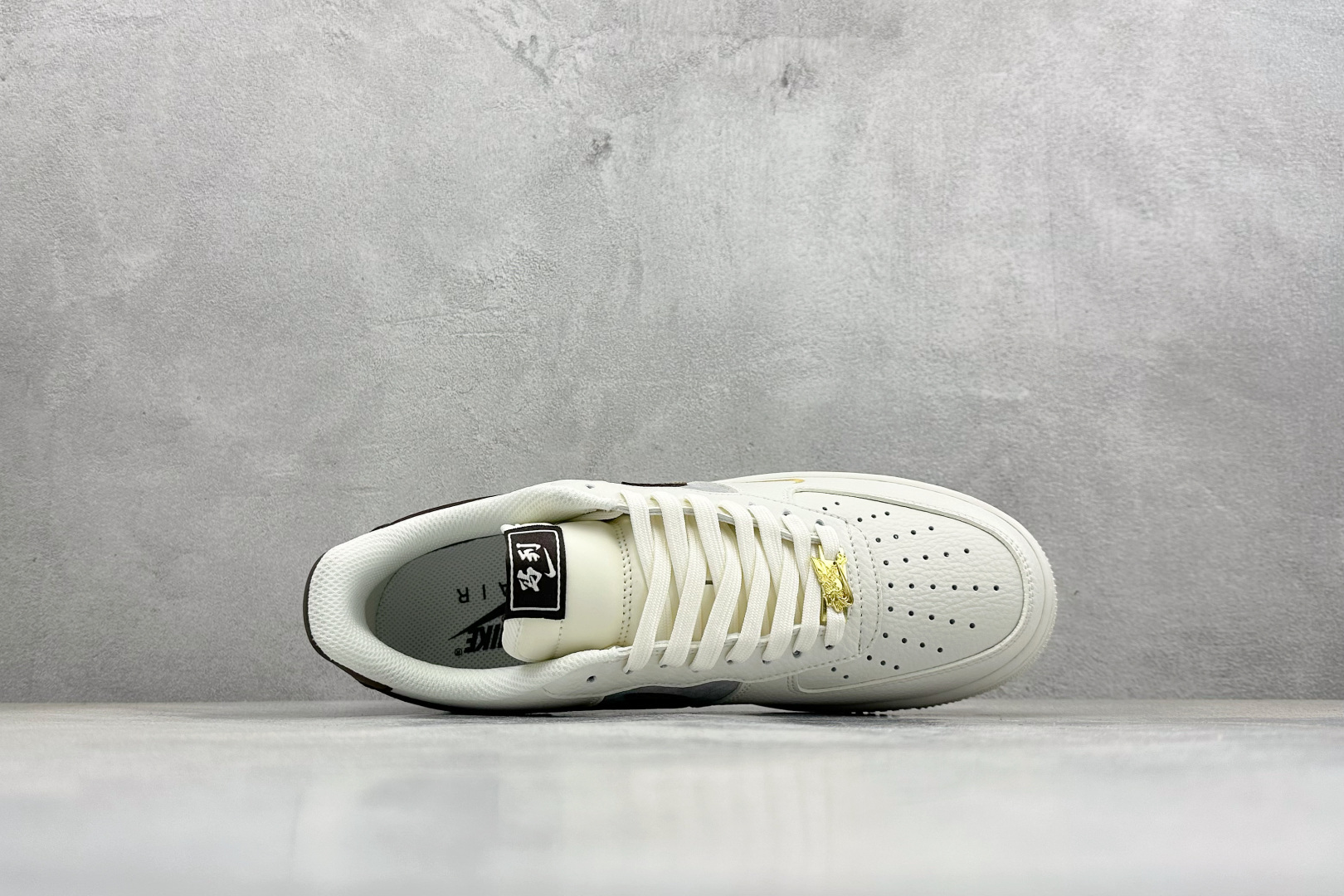 SC版Nike Air Force 1'07 Low 马年联名 米棕描金 空军一号低帮休闲板鞋 7637-001-Top High Quatity Cheap Sneakers Fashion Clothing Clothes Bags handbags Shoes of all Brand wholesale With The best Quality And Beautiful Price from China Factory Chinese suppliers wholesaler seller SC版Nike Air Force 1'07 Low 马年联名 米棕描金 空军一号低帮休闲板鞋 7637-001