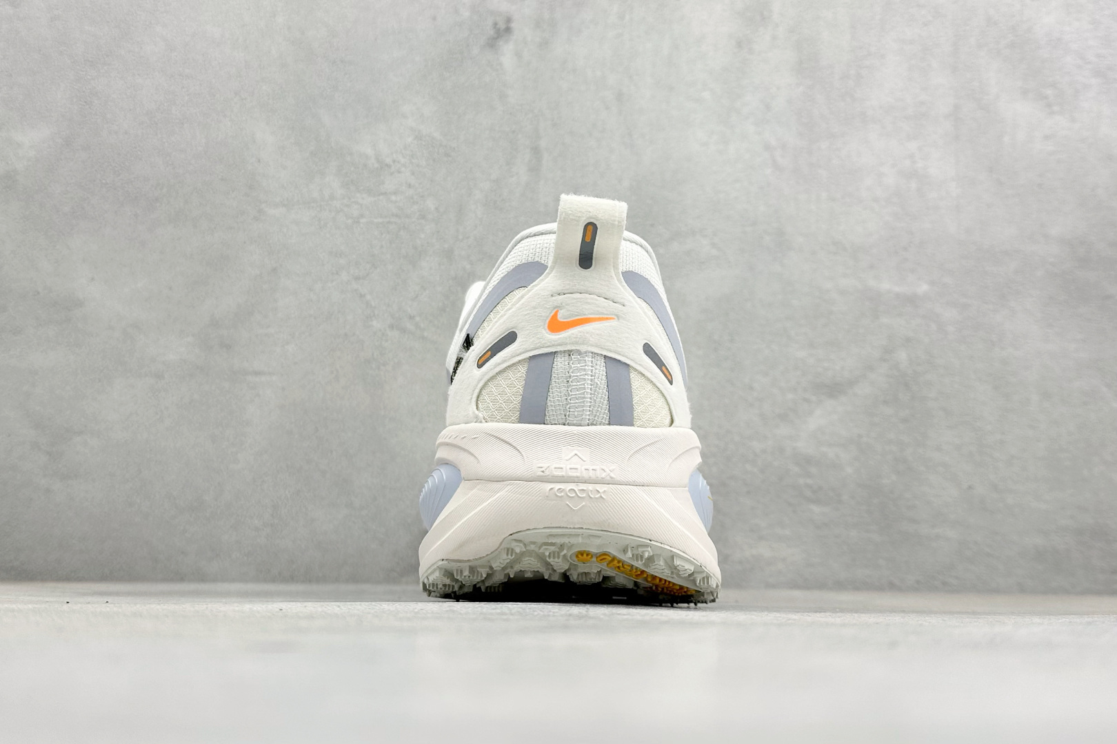Nike VOMERO 18 GTX 耐克 舒适减震防滑 低帮跑步鞋 HQ7002-100-Top High Quatity Cheap Sneakers Fashion Clothing Clothes Bags handbags Shoes of all Brand wholesale With The best Quality And Beautiful Price from China Factory Chinese suppliers wholesaler seller Nike VOMERO 18 GTX 耐克 舒适减震防滑 低帮跑步鞋 HQ7002-100