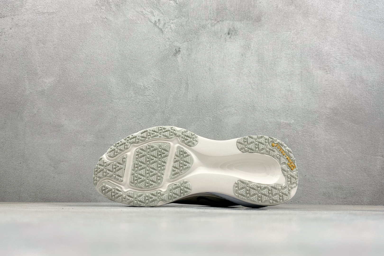 Nike VOMERO 18 GTX 耐克 舒适减震防滑 低帮跑步鞋 HQ7002-100-Top High Quatity Cheap Sneakers Fashion Clothing Clothes Bags handbags Shoes of all Brand wholesale With The best Quality And Beautiful Price from China Factory Chinese suppliers wholesaler seller Nike VOMERO 18 GTX 耐克 舒适减震防滑 低帮跑步鞋 HQ7002-100