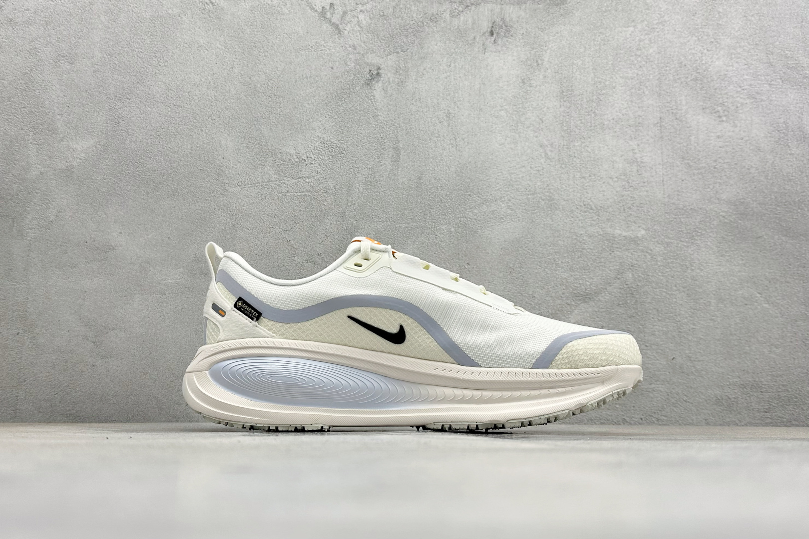 Nike VOMERO 18 GTX 耐克 舒适减震防滑 低帮跑步鞋 HQ7002-100-Top High Quatity Cheap Sneakers Fashion Clothing Clothes Bags handbags Shoes of all Brand wholesale With The best Quality And Beautiful Price from China Factory Chinese suppliers wholesaler seller Nike VOMERO 18 GTX 耐克 舒适减震防滑 低帮跑步鞋 HQ7002-100