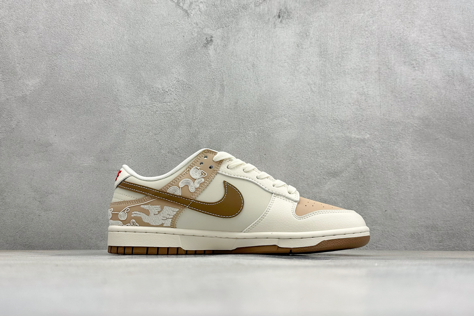 260 Nike SB Dunk Low RETRO 马年限定 高端定制 低帮休闲板鞋 SD6868-136