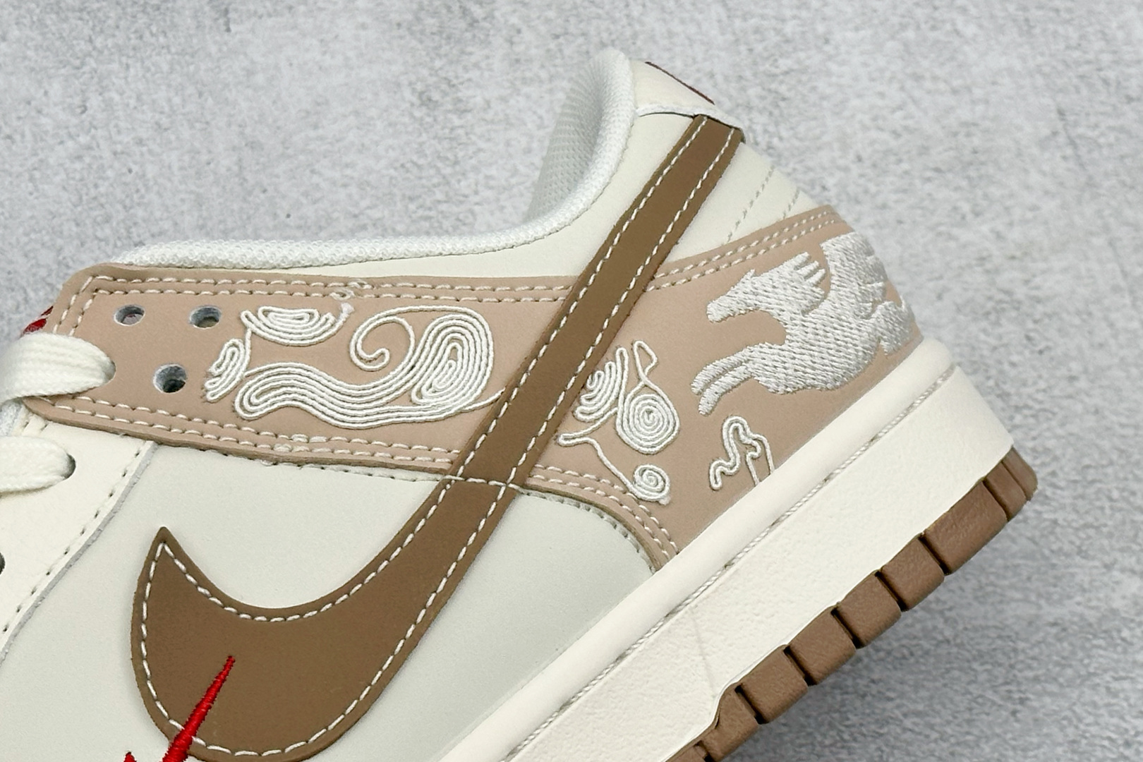 260 Nike SB Dunk Low RETRO 马年限定 高端定制 低帮休闲板鞋 SD6868-136