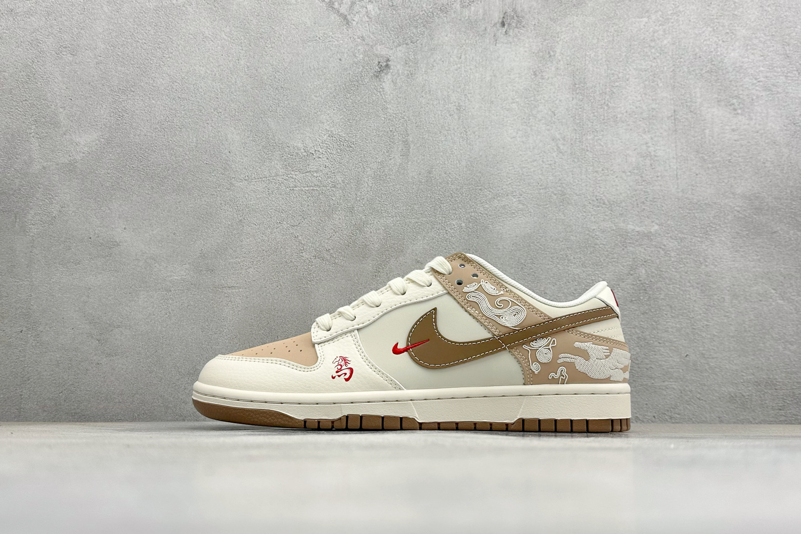 260 Nike SB Dunk Low RETRO 马年限定 高端定制 低帮休闲板鞋 SD6868-136