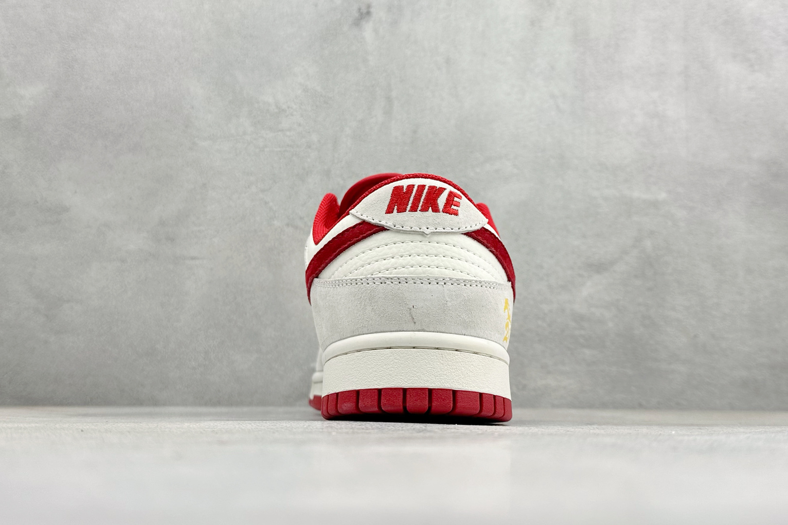 Nike SB Dunk Low RETRO 马年限定 高端定制 低帮休闲板鞋 CS1688-137 Nike SB Dunk Low RETRO 马年限定 高端定制 低帮休闲板鞋 CS1688-137