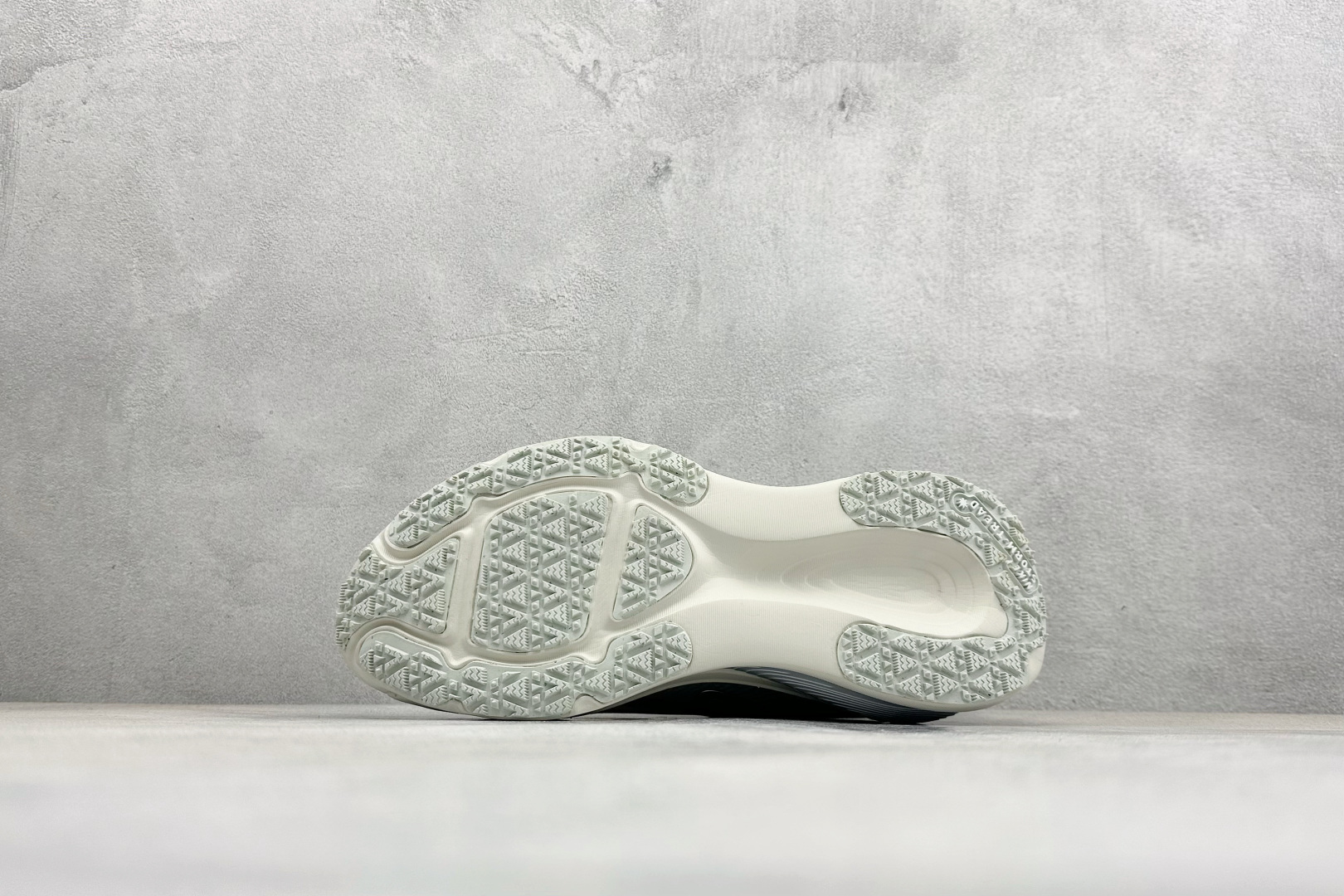 NK Vomero 18 GTX 舒适百搭网面透气休闲跑步鞋 HQ7001-003-Top High Quatity Cheap Sneakers Fashion Clothing Clothes Bags handbags Shoes of all Brand wholesale With The best Quality And Beautiful Price from China Factory Chinese suppliers wholesaler seller NK Vomero 18 GTX 舒适百搭网面透气休闲跑步鞋 HQ7001-003