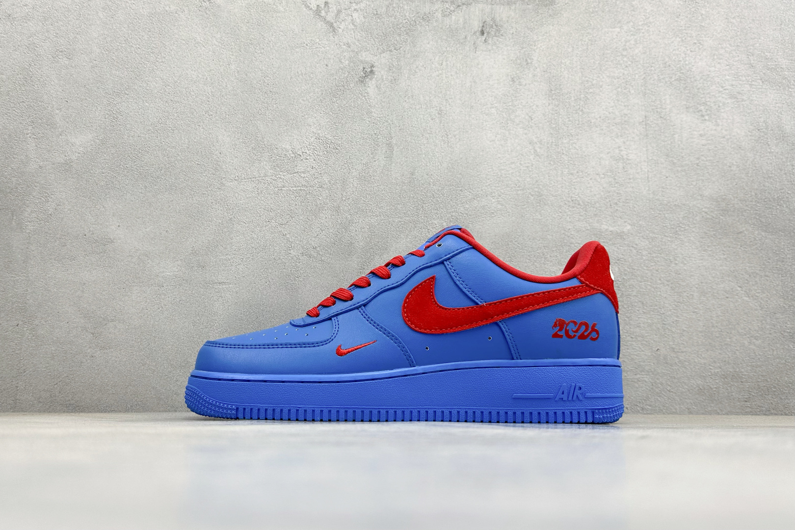 260 SC版Nike Air Force 1'07 Low 马年联名 蓝海焰红 空军一号低帮休闲板鞋 DF0188-128-Chinese UA Cheap High Quatity Brand Clothes Bags handbags Sneakers wholesale wholesaler seller from China Factory suppliers Fashion Clothing Shoes best Quality Beautiful Price 260 SC版Nike Air Force 1'07 Low 马年联名 蓝海焰红 空军一号低帮休闲板鞋 DF0188-128