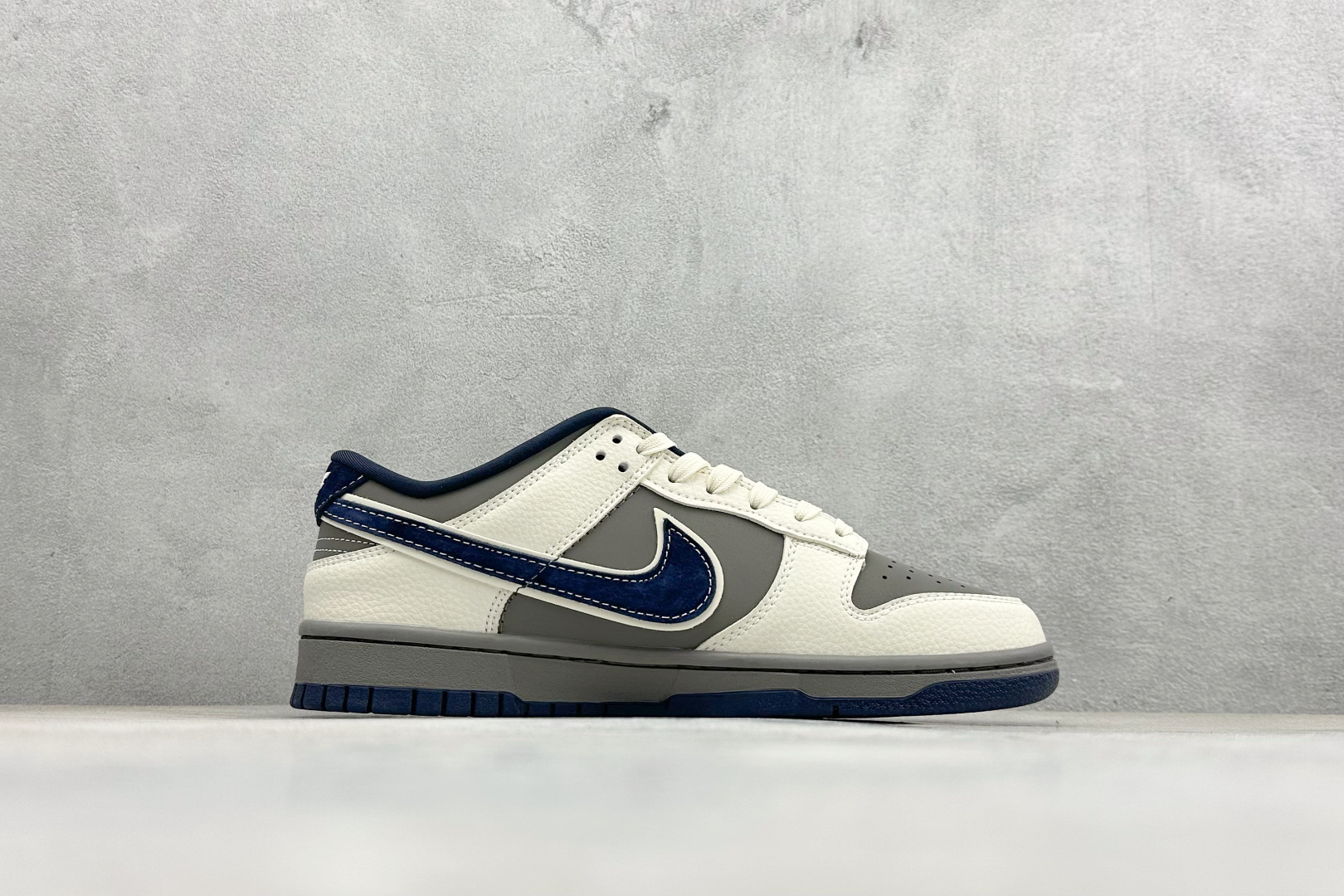 Nike SB Dunk Low“巴黎世家联名限定------白灰蓝猪八” 米白 雾霾灰 深海蓝的复古配色 TX1688-020-Top High Quatity Cheap Sneakers Fashion Clothing Clothes Bags handbags Shoes of all Brand wholesale With The best Quality And Beautiful Price from China Factory Chinese suppliers wholesaler seller Nike SB Dunk Low“巴黎世家联名限定------白灰蓝猪八” 米白 雾霾灰 深海蓝的复古配色 TX1688-020