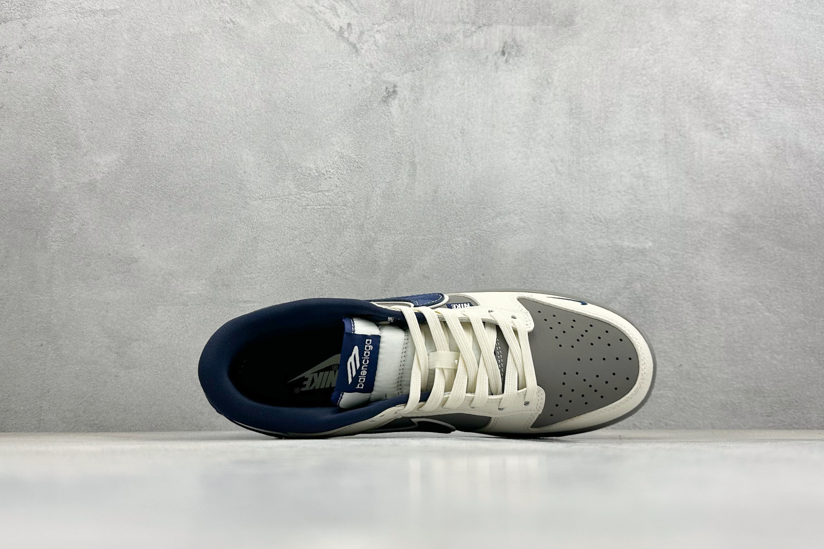 Nike SB Dunk Low“巴黎世家联名限定------白灰蓝猪八” 米白 雾霾灰 深海蓝的复古配色 TX1688-020-Top High Quatity Cheap Sneakers Fashion Clothing Clothes Bags handbags Shoes of all Brand wholesale With The best Quality And Beautiful Price from China Factory Chinese suppliers wholesaler seller Nike SB Dunk Low“巴黎世家联名限定------白灰蓝猪八” 米白 雾霾灰 深海蓝的复古配色 TX1688-020
