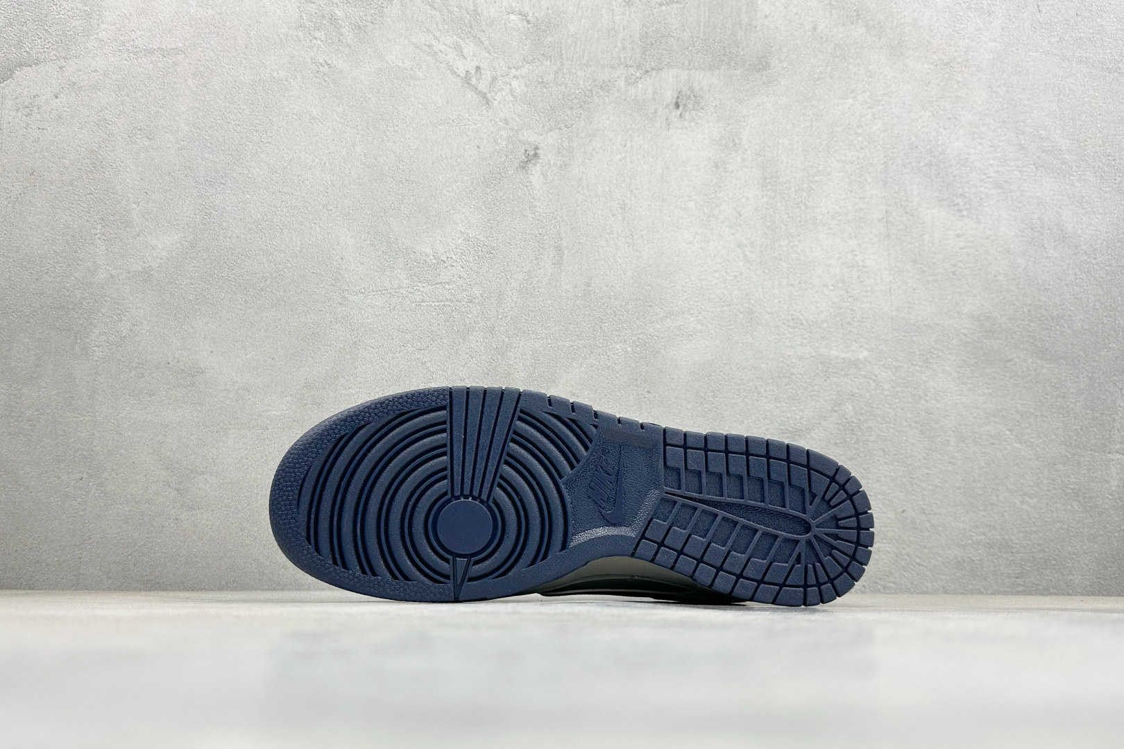 Nike SB Dunk Low“巴黎世家联名限定------白灰蓝猪八” 米白 雾霾灰 深海蓝的复古配色 TX1688-020-Top High Quatity Cheap Sneakers Fashion Clothing Clothes Bags handbags Shoes of all Brand wholesale With The best Quality And Beautiful Price from China Factory Chinese suppliers wholesaler seller Nike SB Dunk Low“巴黎世家联名限定------白灰蓝猪八” 米白 雾霾灰 深海蓝的复古配色 TX1688-020