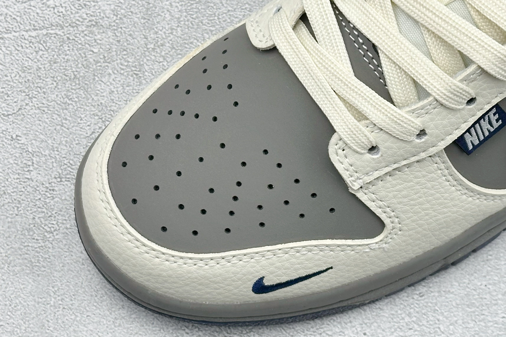 Nike SB Dunk Low“巴黎世家联名限定------白灰蓝猪八” 米白 雾霾灰 深海蓝的复古配色 TX1688-020-Top High Quatity Cheap Sneakers Fashion Clothing Clothes Bags handbags Shoes of all Brand wholesale With The best Quality And Beautiful Price from China Factory Chinese suppliers wholesaler seller Nike SB Dunk Low“巴黎世家联名限定------白灰蓝猪八” 米白 雾霾灰 深海蓝的复古配色 TX1688-020
