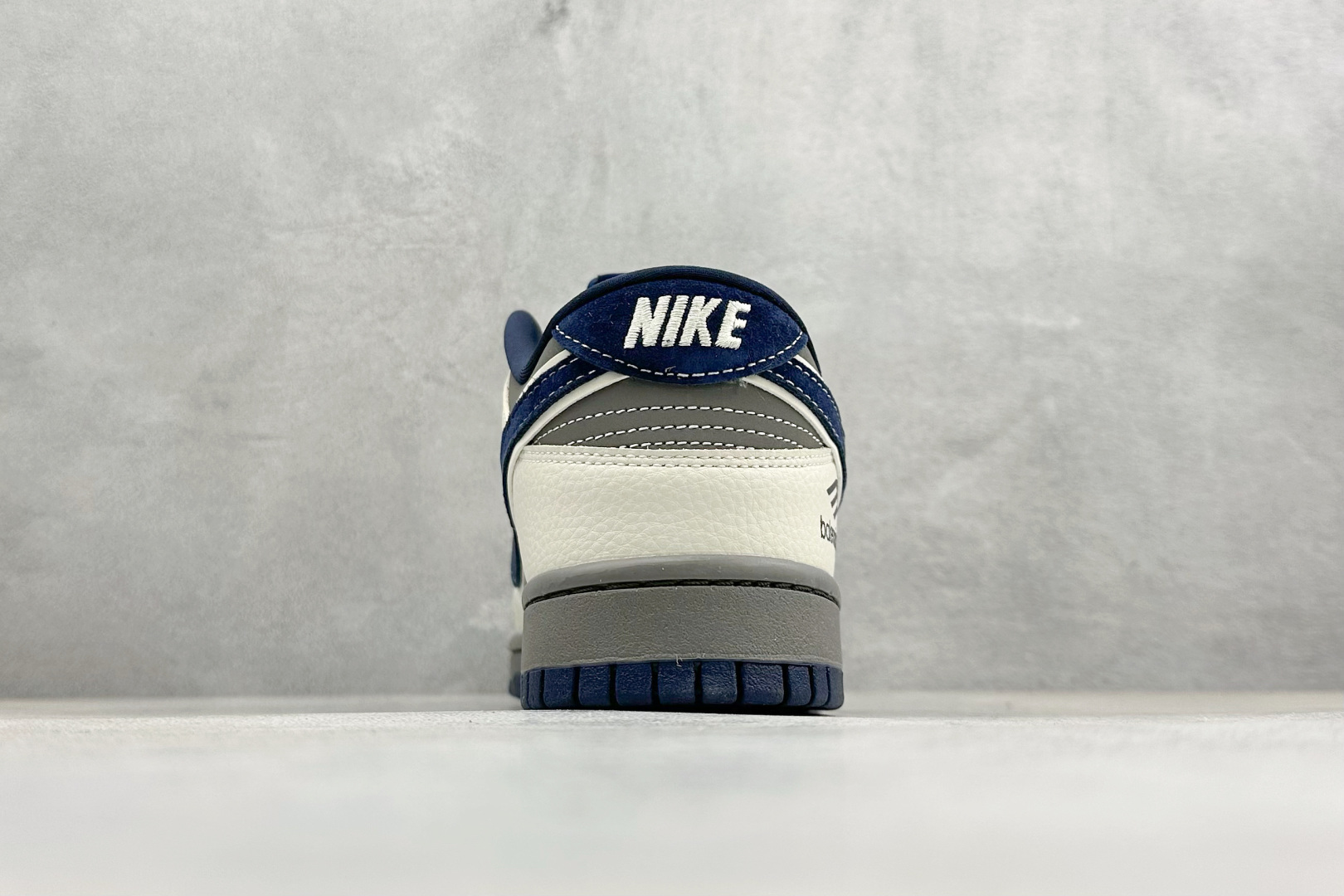 Nike SB Dunk Low“巴黎世家联名限定------白灰蓝猪八” 米白 雾霾灰 深海蓝的复古配色 TX1688-020-Top High Quatity Cheap Sneakers Fashion Clothing Clothes Bags handbags Shoes of all Brand wholesale With The best Quality And Beautiful Price from China Factory Chinese suppliers wholesaler seller Nike SB Dunk Low“巴黎世家联名限定------白灰蓝猪八” 米白 雾霾灰 深海蓝的复古配色 TX1688-020