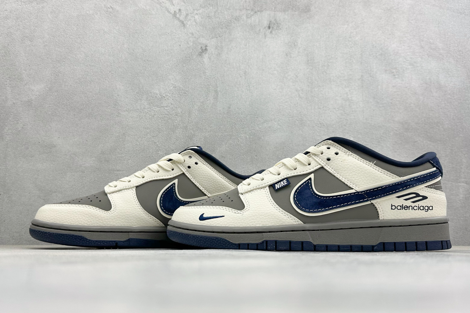 Nike SB Dunk Low“巴黎世家联名限定------白灰蓝猪八” 米白 雾霾灰 深海蓝的复古配色 TX1688-020-Top High Quatity Cheap Sneakers Fashion Clothing Clothes Bags handbags Shoes of all Brand wholesale With The best Quality And Beautiful Price from China Factory Chinese suppliers wholesaler seller Nike SB Dunk Low“巴黎世家联名限定------白灰蓝猪八” 米白 雾霾灰 深海蓝的复古配色 TX1688-020