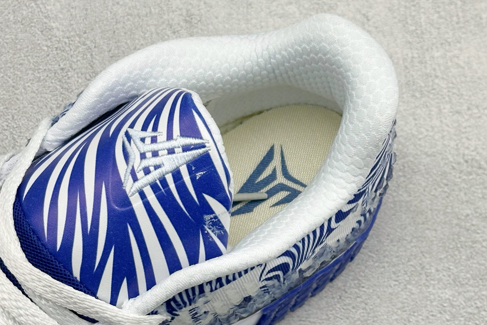 蓝纹暴袭 JA 3 XMAS PE EP 莫兰特3代 实战篮球鞋 HF2794-005-Top High Quatity Cheap Sneakers Fashion Clothing Clothes Bags handbags Shoes of all Brand wholesale With The best Quality And Beautiful Price from China Factory Chinese suppliers wholesaler seller 蓝纹暴袭 JA 3 XMAS PE EP 莫兰特3代 实战篮球鞋 HF2794-005