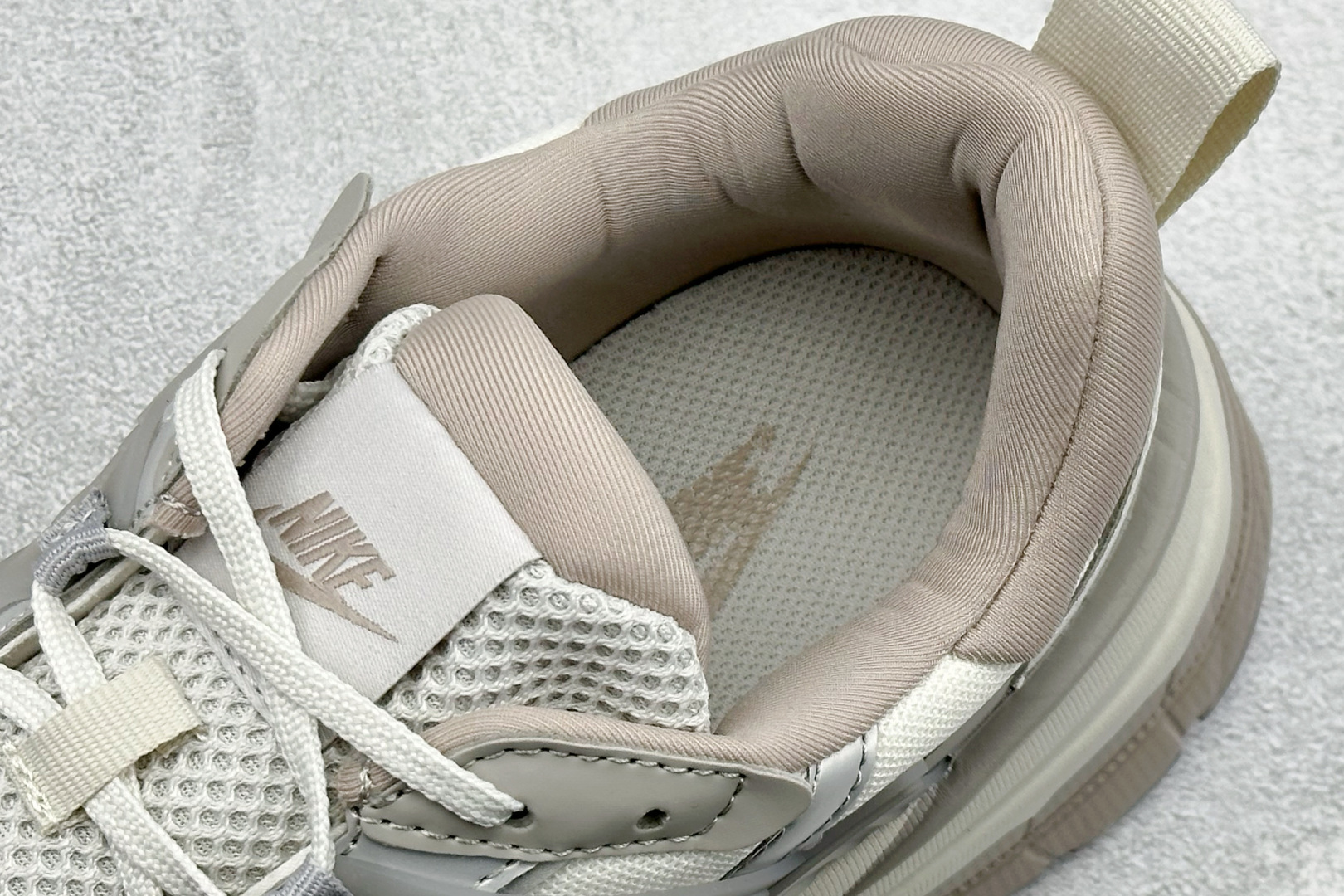 Nike V2K Run 减震防滑复古低帮跑步鞋 FD0736-011