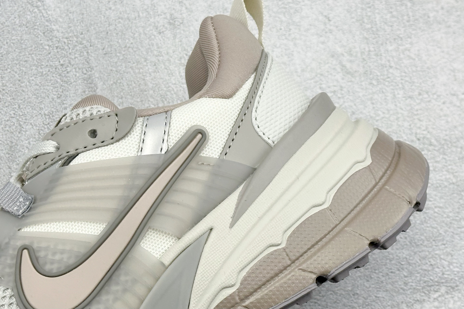 Nike V2K Run 减震防滑复古低帮跑步鞋 FD0736-011