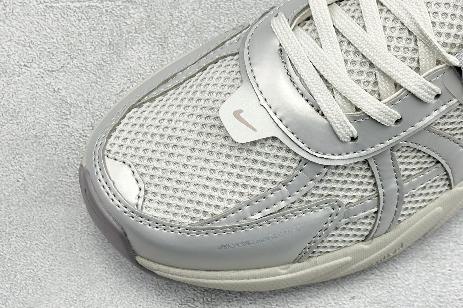 Nike V2K Run 减震防滑复古低帮跑步鞋 FD0736-011