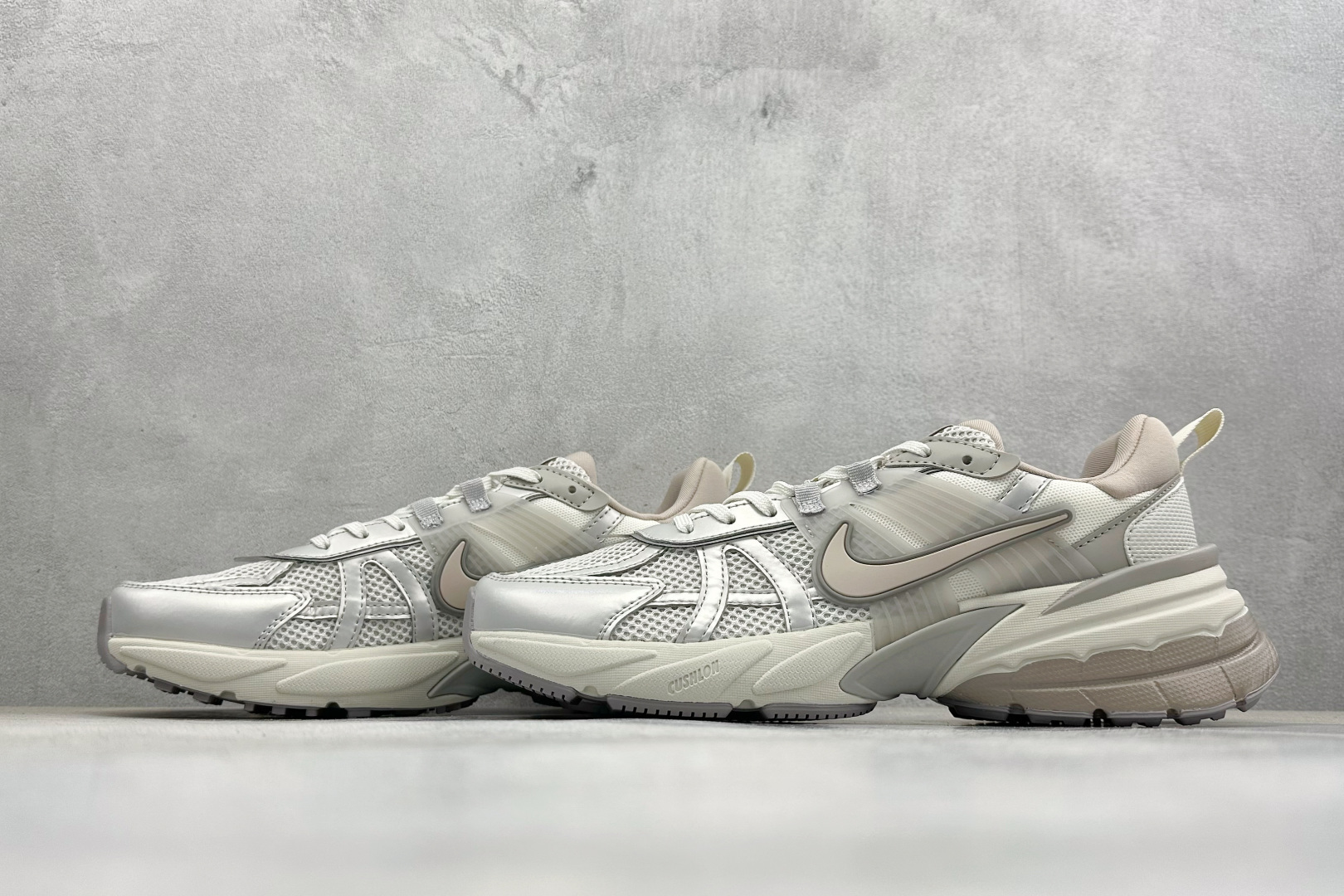 Nike V2K Run 减震防滑复古低帮跑步鞋 FD0736-011