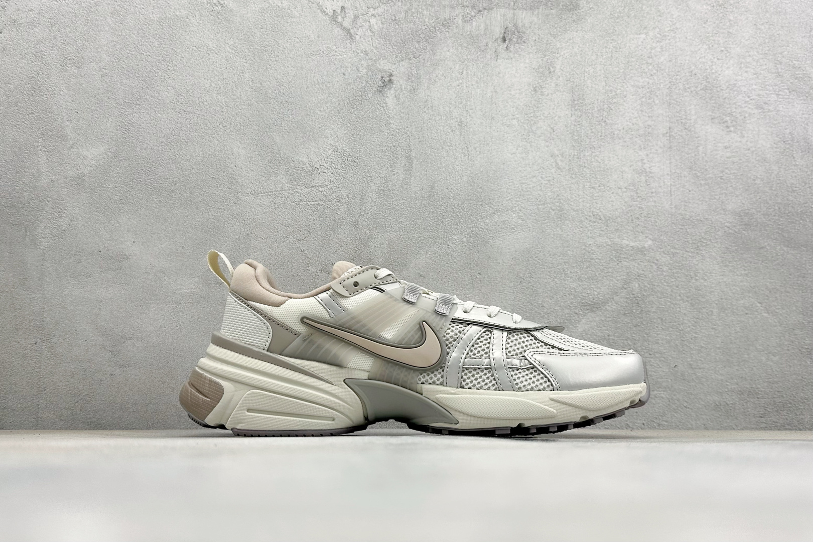 Nike V2K Run 减震防滑复古低帮跑步鞋 FD0736-011