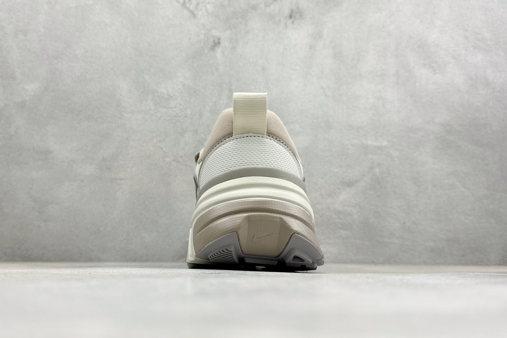 Nike V2K Run 减震防滑复古低帮跑步鞋 FD0736-011
