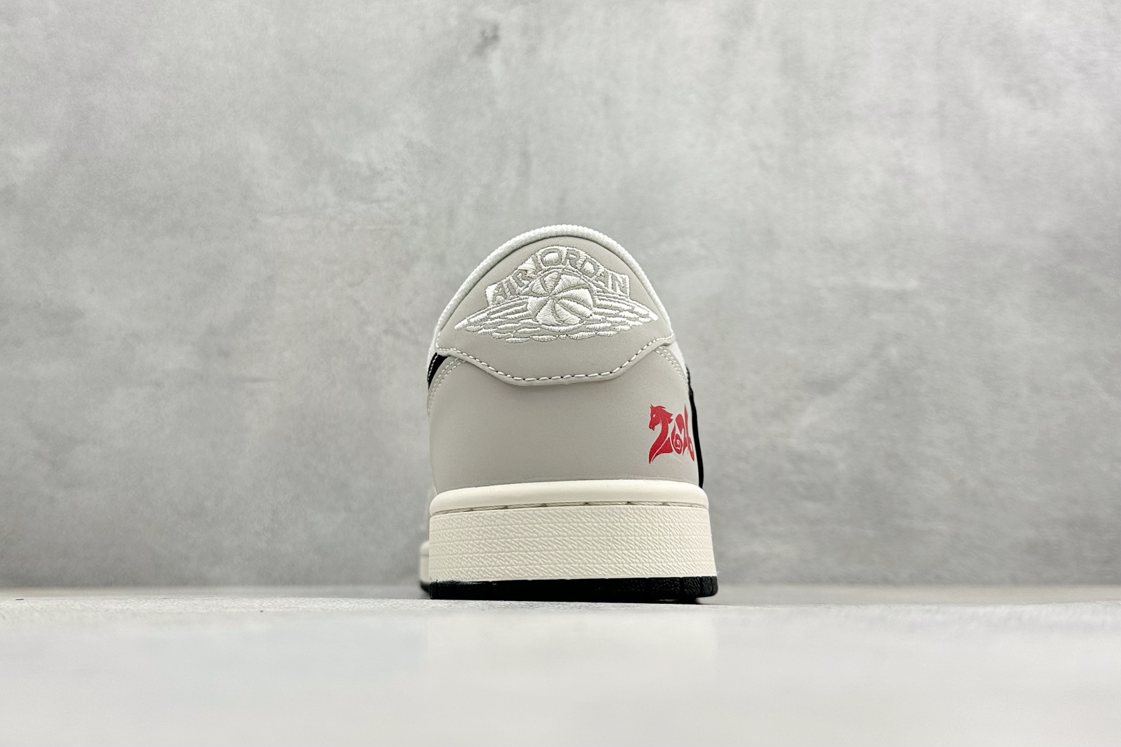 Air Jordan 1 Low AJ1 乔1 2026 马年限定 高端定制 低帮倒钩复古篮球鞋 JJ2508-107-Top High Quatity Cheap Sneakers Fashion Clothing Clothes Bags handbags Shoes of all Brand wholesale With The best Quality And Beautiful Price from China Factory Chinese suppliers wholesaler seller Air Jordan 1 Low AJ1 乔1 2026 马年限定 高端定制 低帮倒钩复古篮球鞋 JJ2508-107