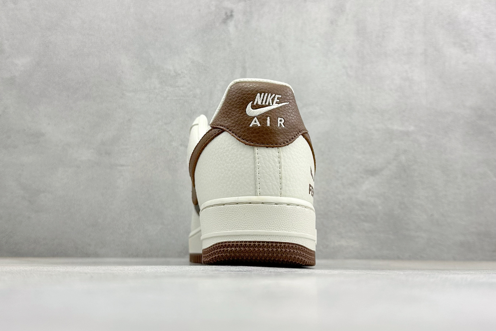 260 SC版Nike Air Force 1'07 Low 芬迪联名 复古白棕 空军一号低帮休闲板鞋 XY9025-017-Chinese UA Cheap High Quatity Brand Clothes Bags handbags Sneakers wholesale wholesaler seller from China Factory suppliers Fashion Clothing Shoes best Quality Beautiful Price 260 SC版Nike Air Force 1'07 Low 芬迪联名 复古白棕 空军一号低帮休闲板鞋 XY9025-017