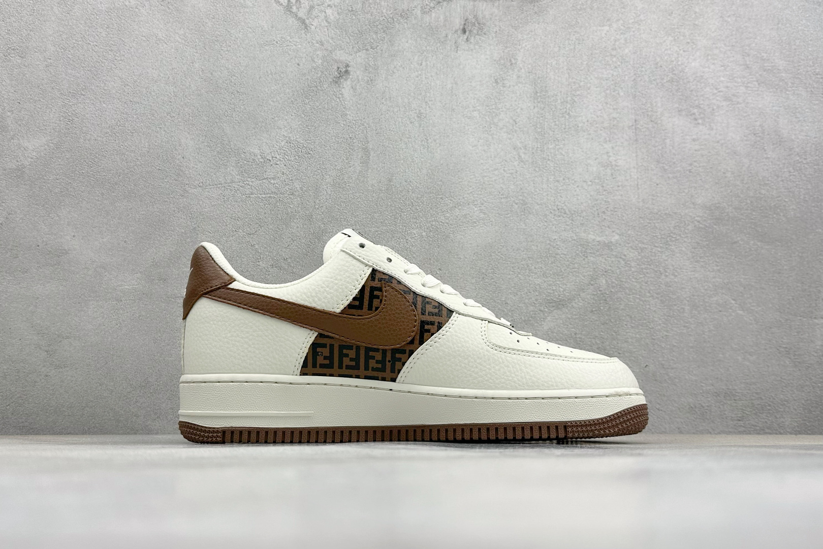 260 SC版Nike Air Force 1'07 Low 芬迪联名 复古白棕 空军一号低帮休闲板鞋 XY9025-017-Chinese UA Cheap High Quatity Brand Clothes Bags handbags Sneakers wholesale wholesaler seller from China Factory suppliers Fashion Clothing Shoes best Quality Beautiful Price 260 SC版Nike Air Force 1'07 Low 芬迪联名 复古白棕 空军一号低帮休闲板鞋 XY9025-017