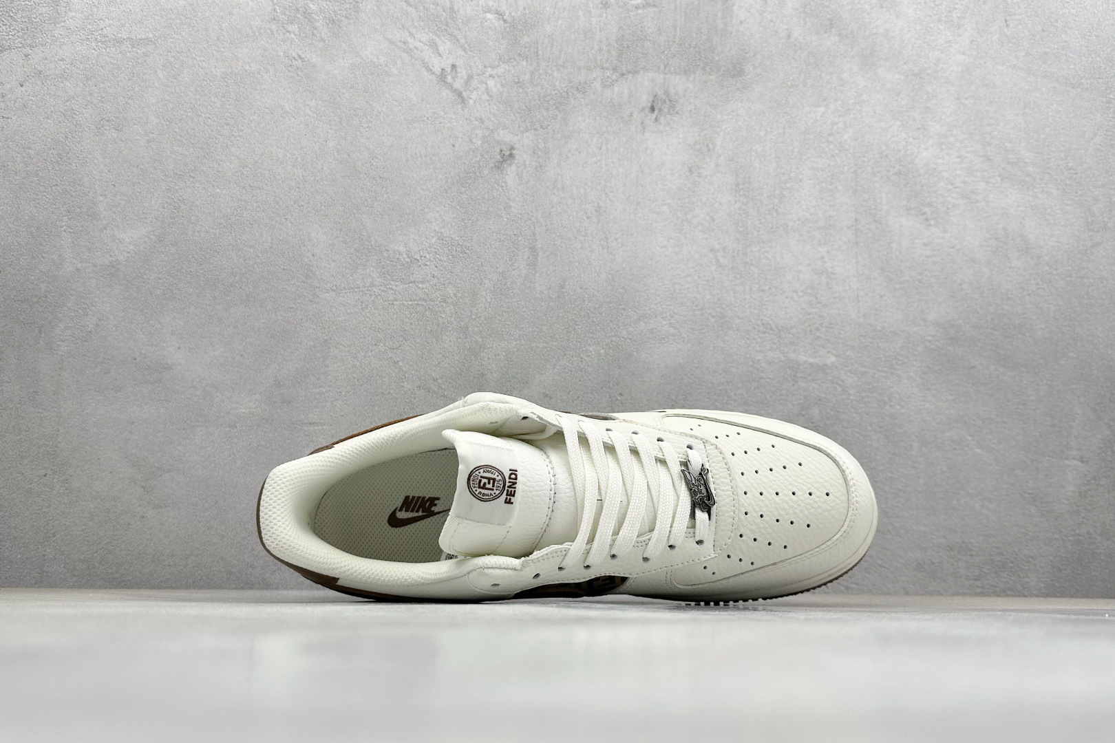 260 SC版Nike Air Force 1'07 Low 芬迪联名 复古白棕 空军一号低帮休闲板鞋 XY9025-017-Chinese UA Cheap High Quatity Brand Clothes Bags handbags Sneakers wholesale wholesaler seller from China Factory suppliers Fashion Clothing Shoes best Quality Beautiful Price 260 SC版Nike Air Force 1'07 Low 芬迪联名 复古白棕 空军一号低帮休闲板鞋 XY9025-017