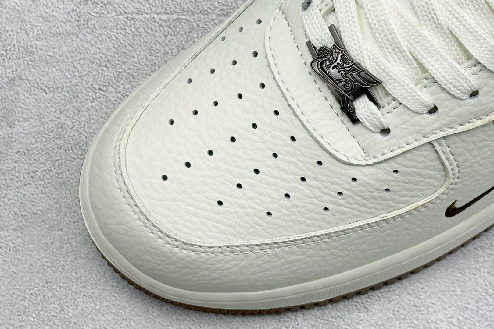260 SC版Nike Air Force 1'07 Low 芬迪联名 复古白棕 空军一号低帮休闲板鞋 XY9025-017-Chinese UA Cheap High Quatity Brand Clothes Bags handbags Sneakers wholesale wholesaler seller from China Factory suppliers Fashion Clothing Shoes best Quality Beautiful Price 260 SC版Nike Air Force 1'07 Low 芬迪联名 复古白棕 空军一号低帮休闲板鞋 XY9025-017